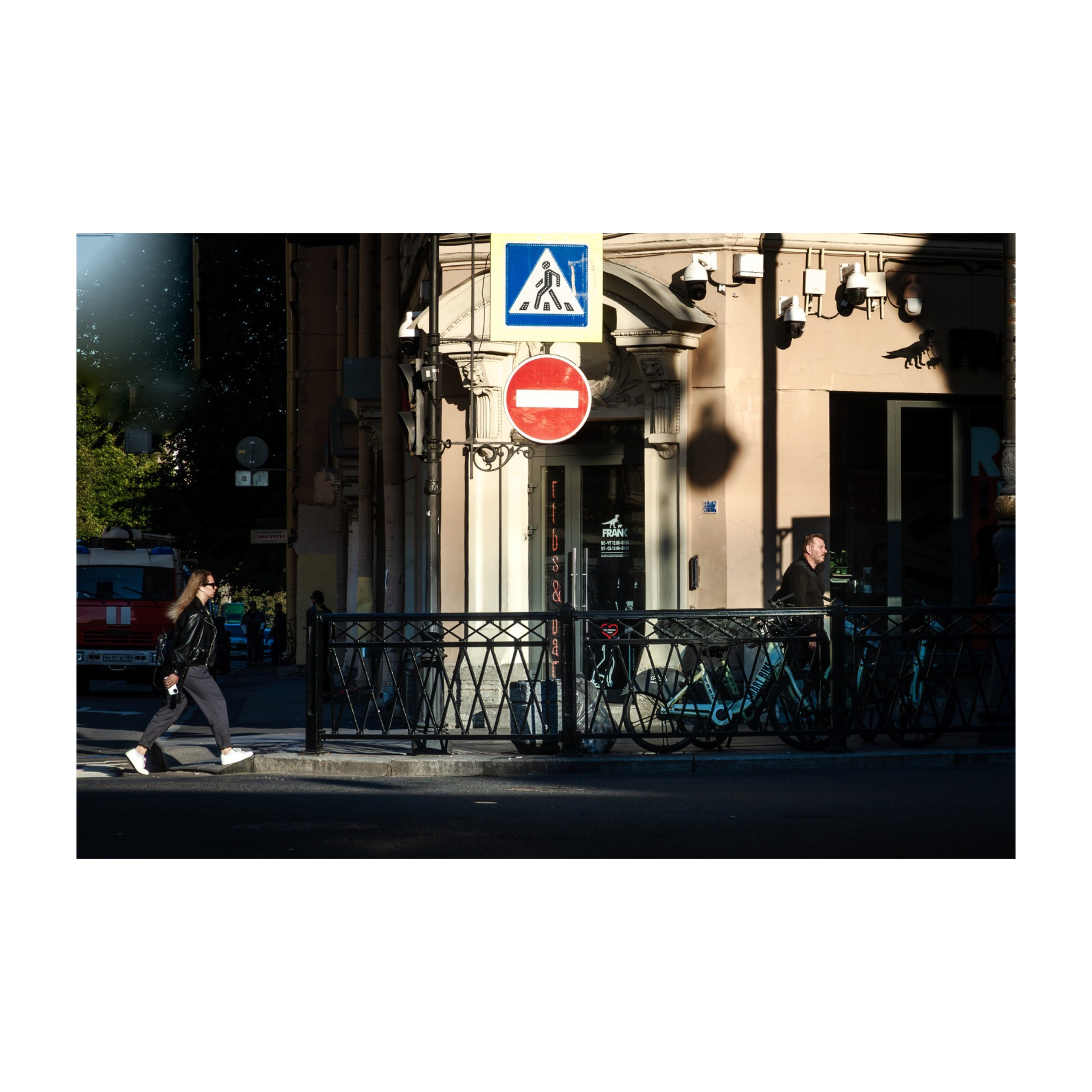 В Питере хорошая погода). Город наполнен правильными тенями и предосенними питерцами). High-quality interior photos for your home, office, hotel