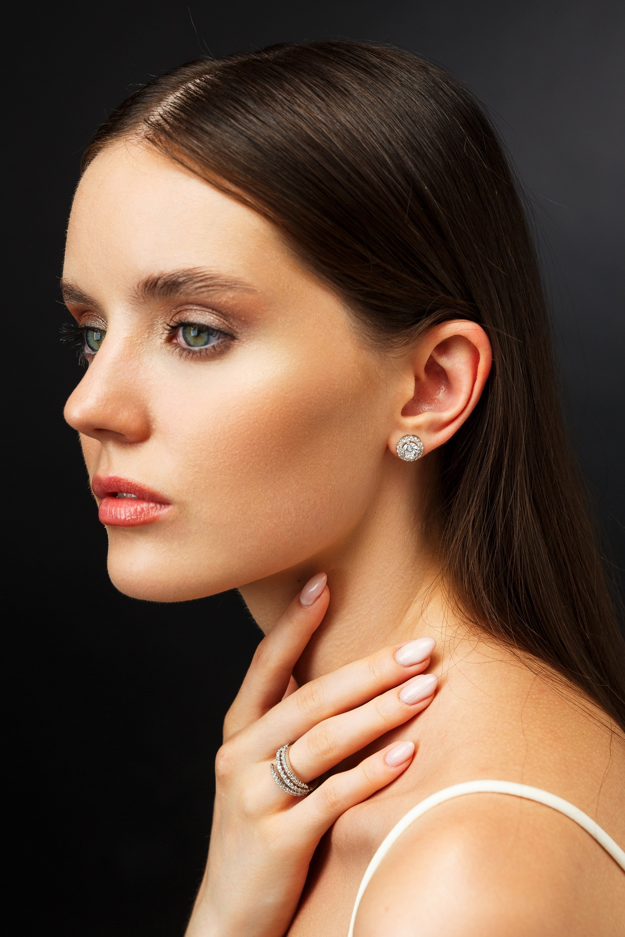 Студийная фотосъемка ювелирных украшений на моделях. Профессиональный фотограф в Санкт-Петербурге. Студийная рекламная фотография. Ювелирный фотограф Сергей Пушкин. Портретная фотосессия. Фото для каталога и маркетплейсов. Фотосъёмка на однородном фоне. Product photographer in Saint-Petersburg, Russia. Gems photo. Фото для сайта. 