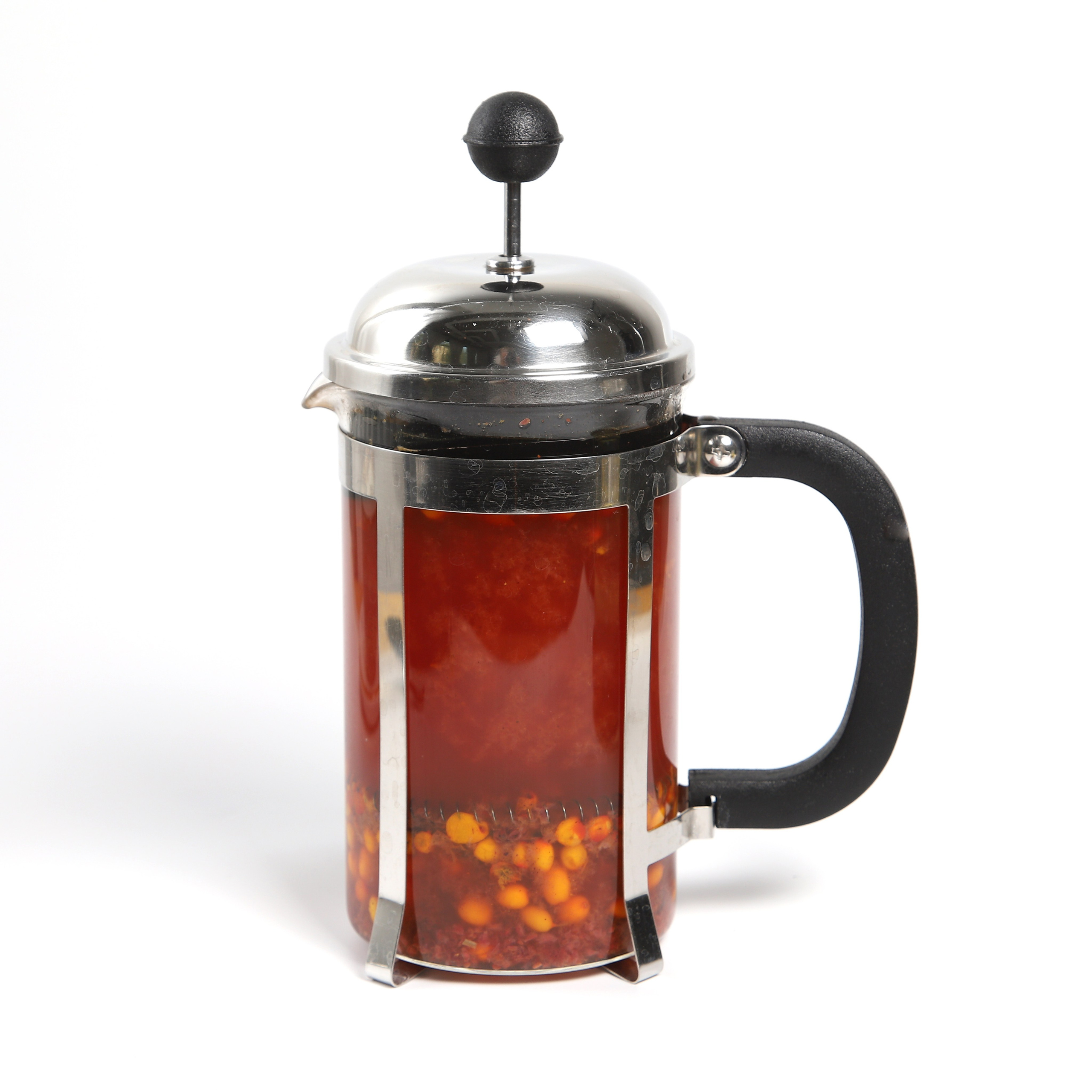 Фуд-фотография френч-пресса с ягодным чаем.