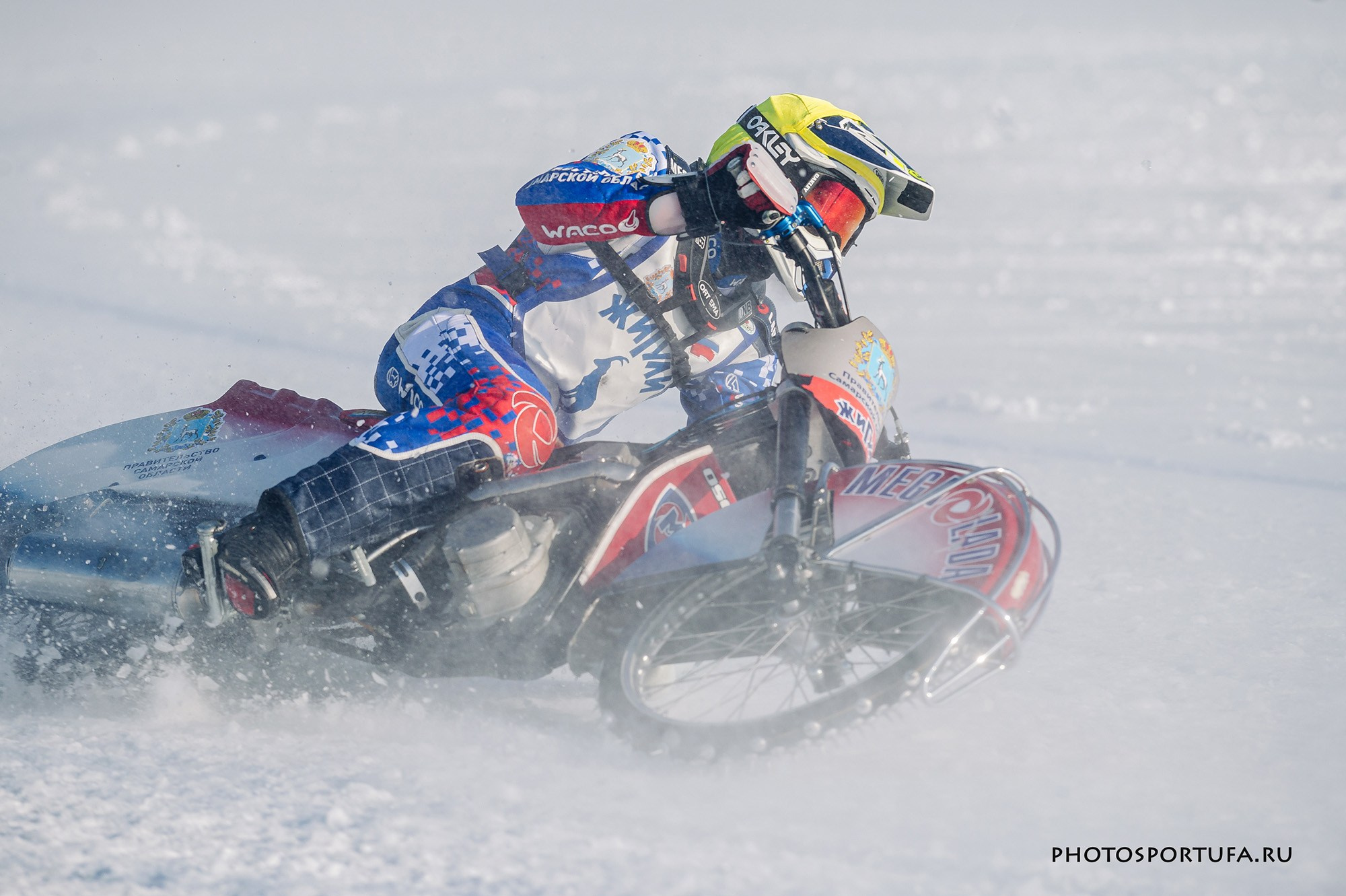 Мотогонку на льду. Спортивный фотограф в Уфе Евгений Буров