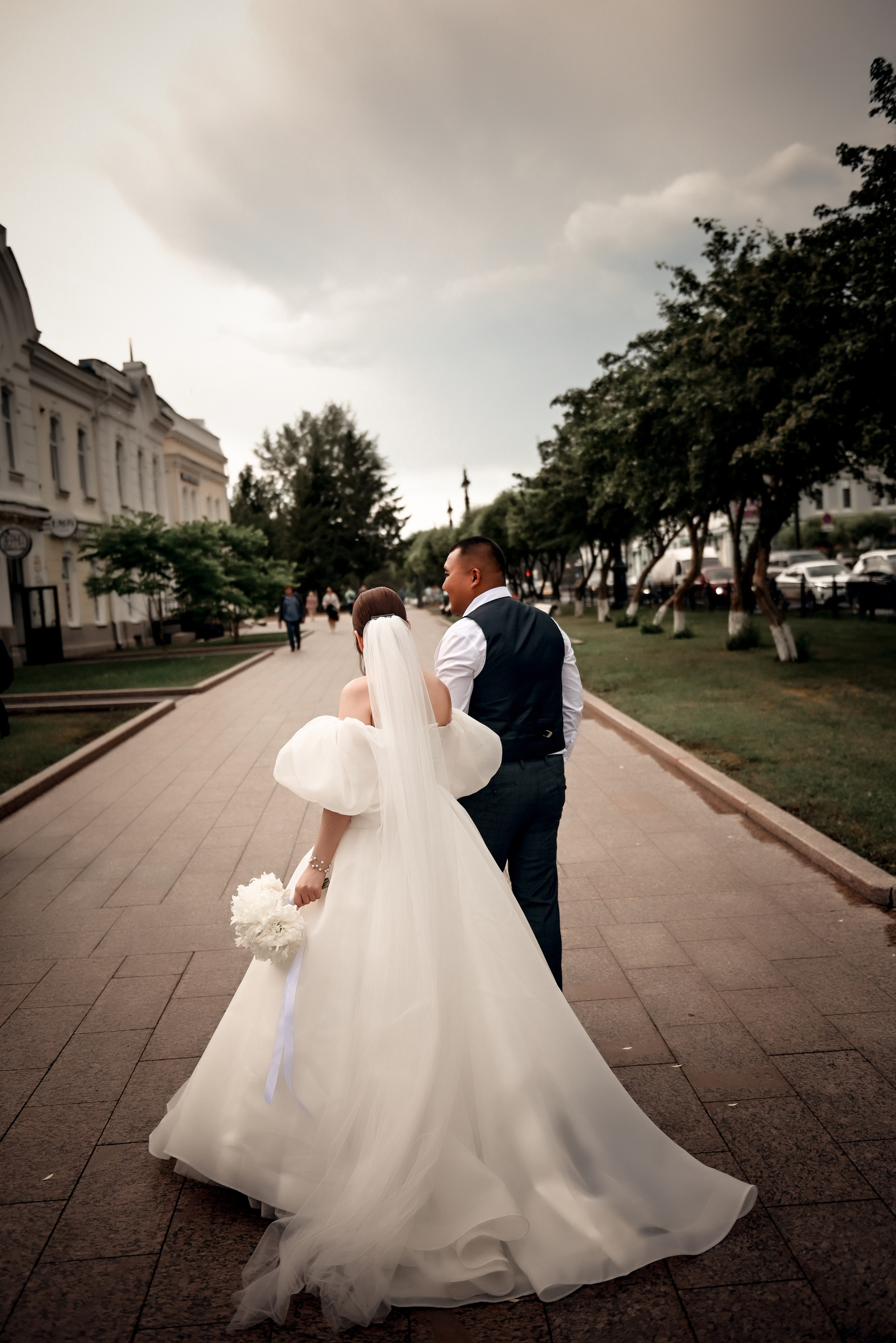 Небольшая свадебная серия в музее и прогулкой под дождем Эльмиры и Ризата. Свадебный, семейный, детский, контент фотограф в Омске Максим Ильин