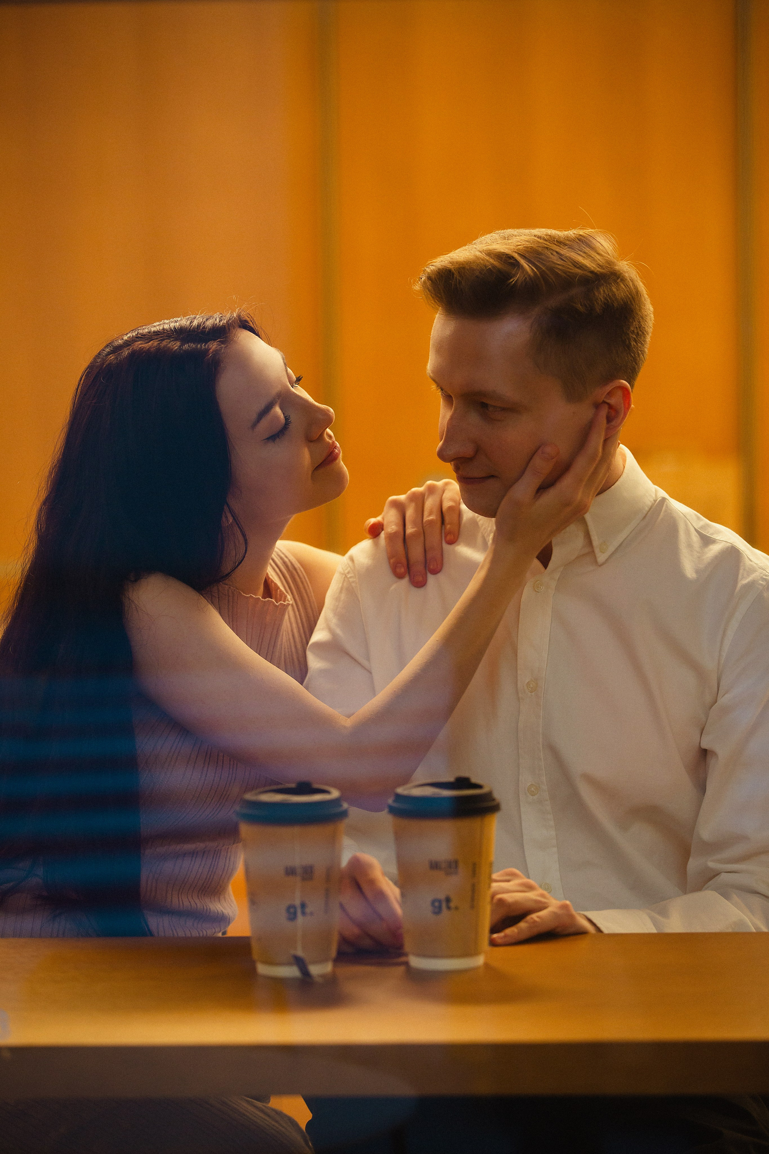 влюблённые смотрят друг на друга с улыбкой