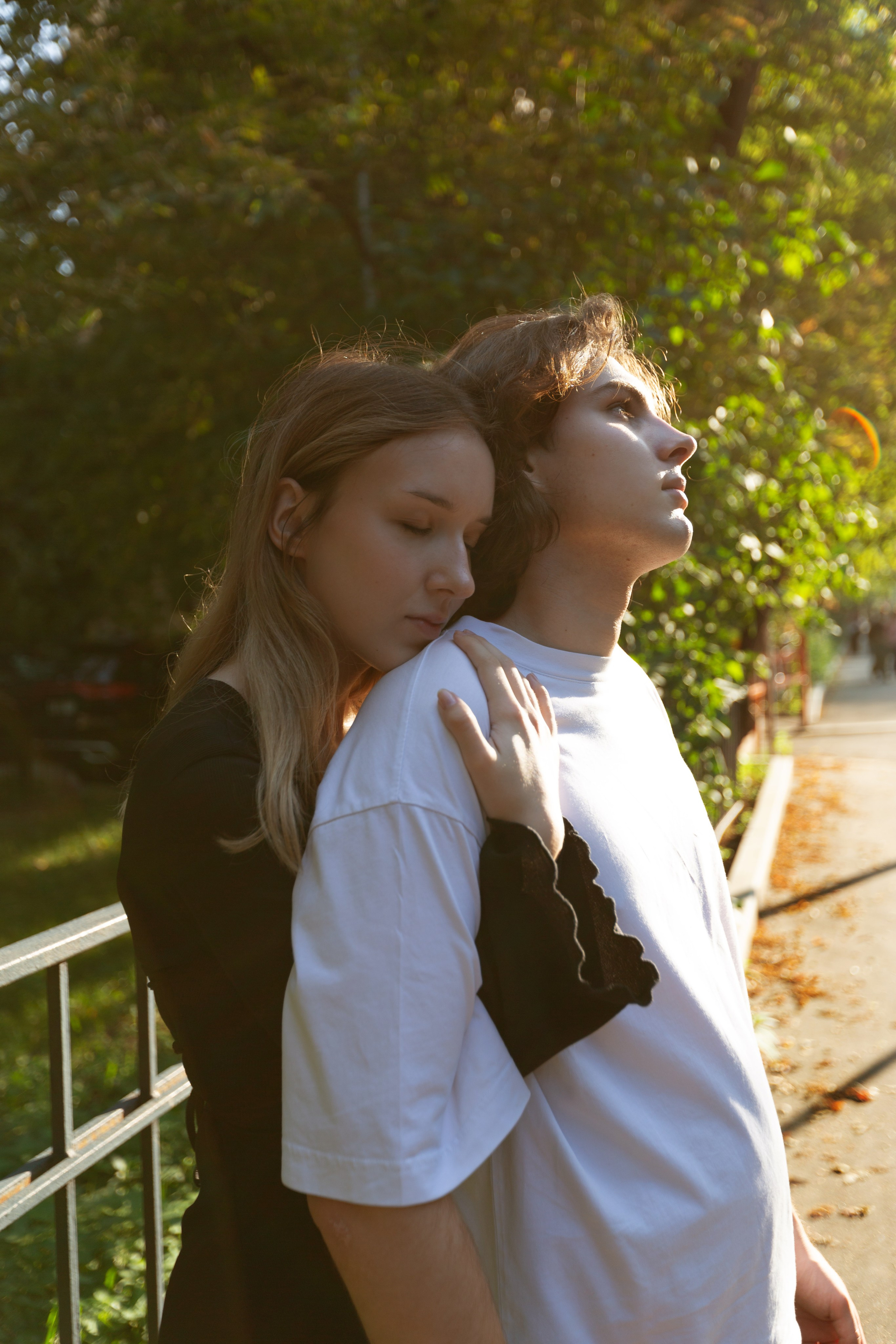 Влюблённые гуляют по старинной московской улочке, нежно держась за руки — Love Story в Москве