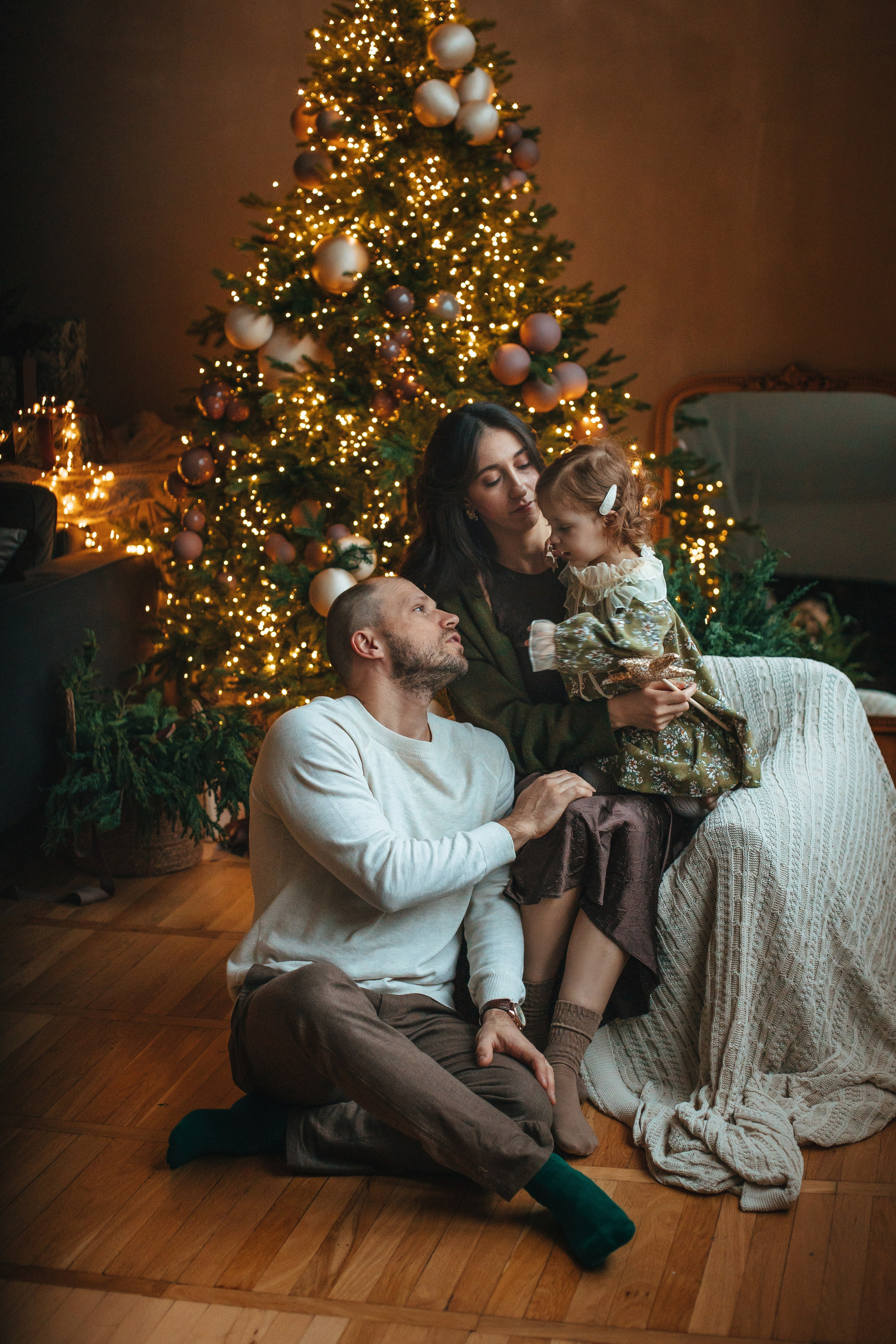 Семейные новогодние в темной студии 2024\2025. Фотограф в Краснодаре Евгения Михаевич