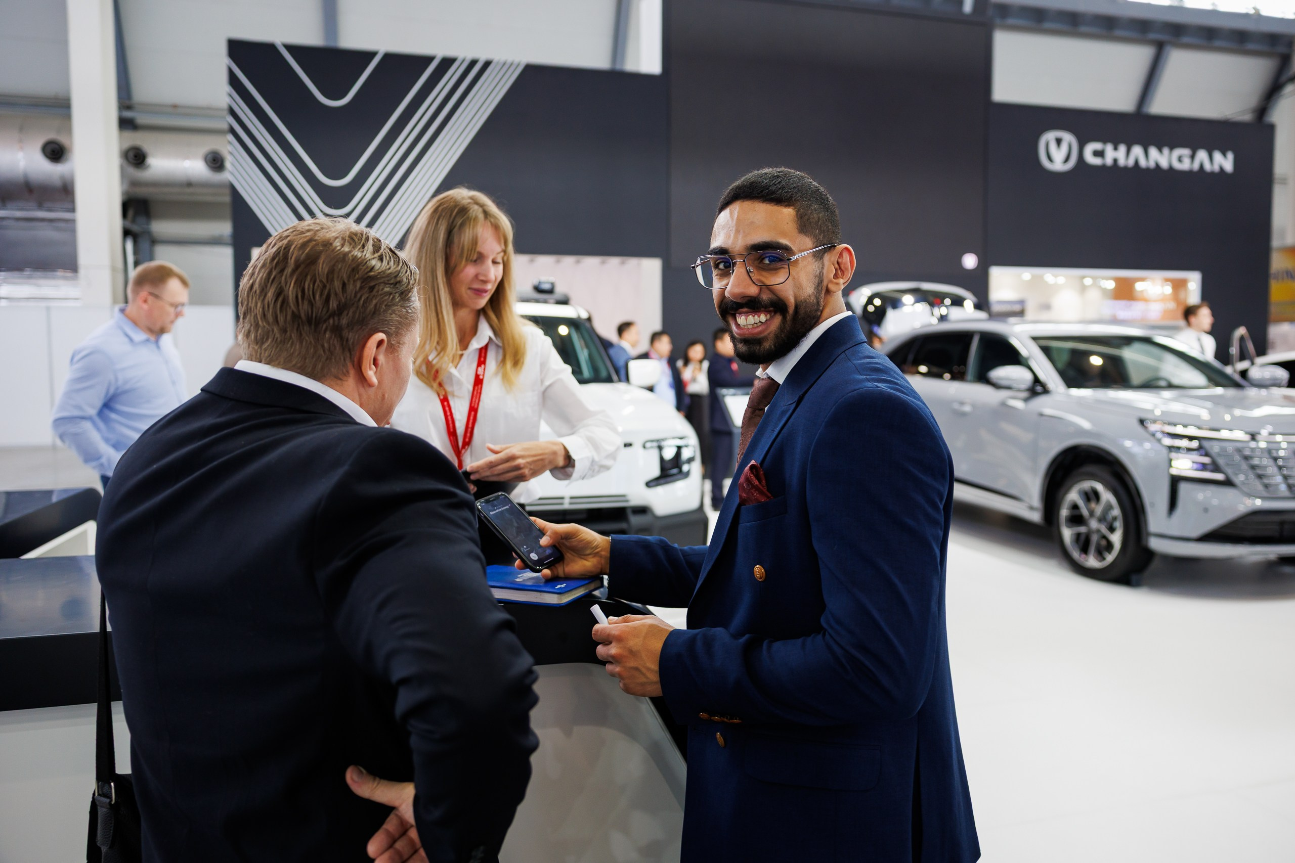 Динамичный кадр вручения подарка партнеру на бизнес-мероприятии