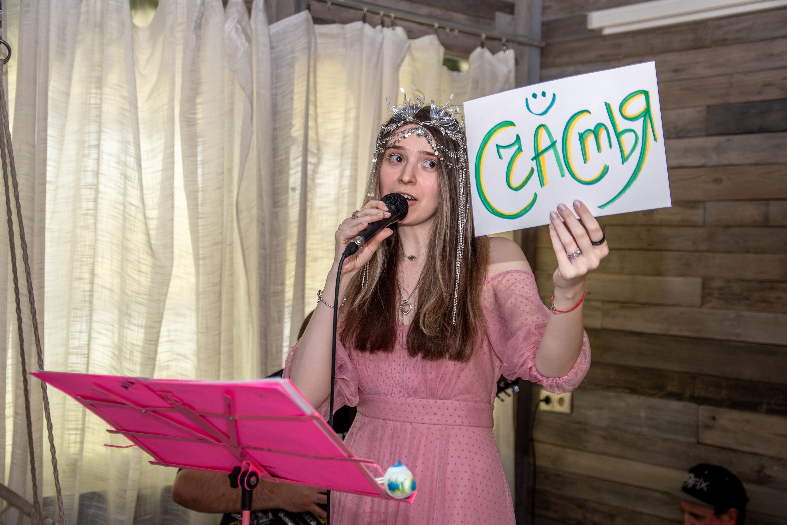 Музыкально-поэтический перфоманс на некорпоративе «Мы больше этой суеты». Репортажный фотограф в Москве Legiodot