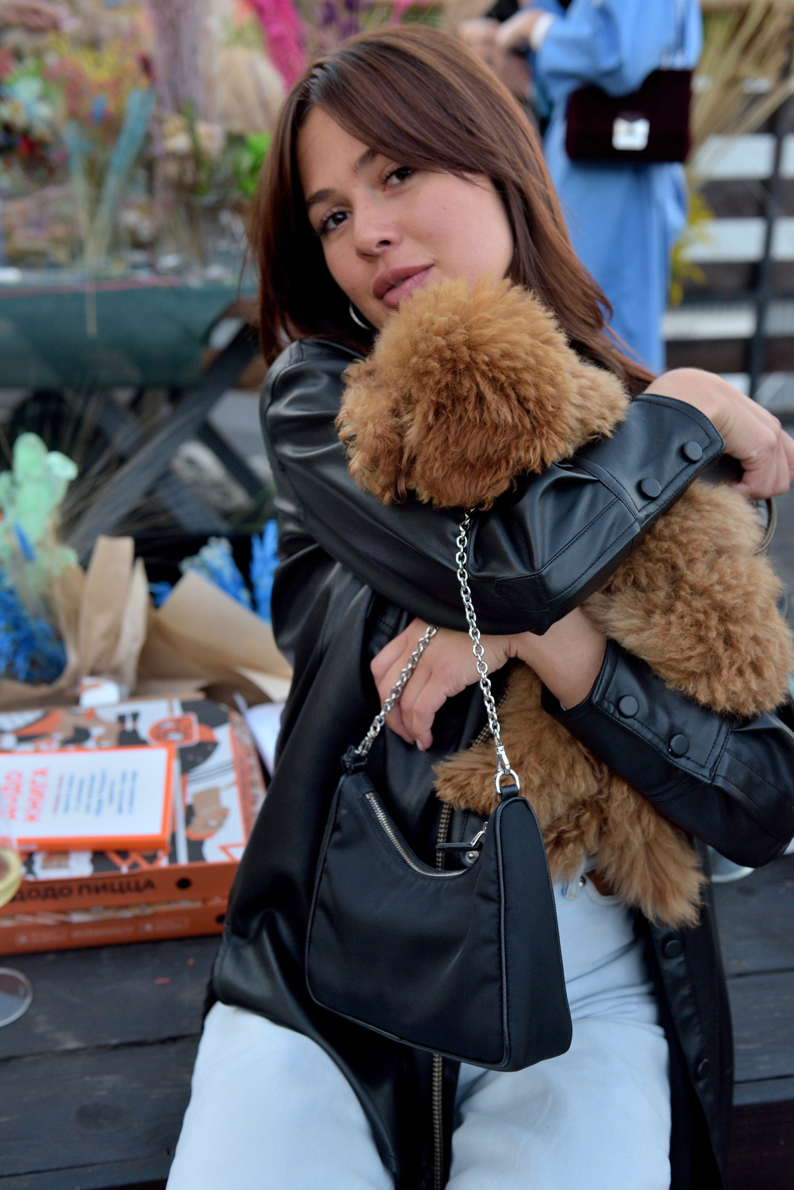 "Девушка с собачкой позирует на мероприятии".