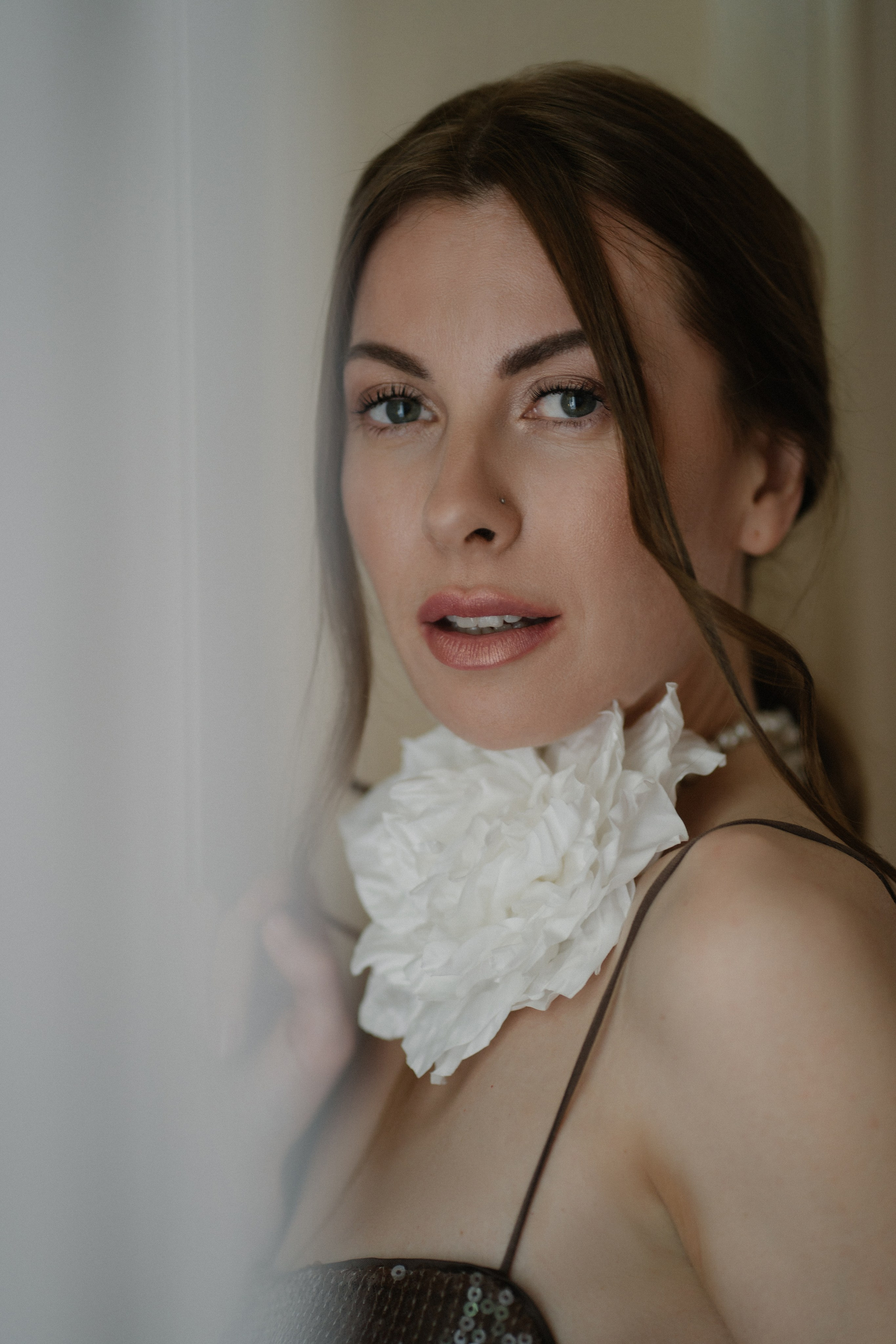 Портрет женщины с большим белым цветком на шее