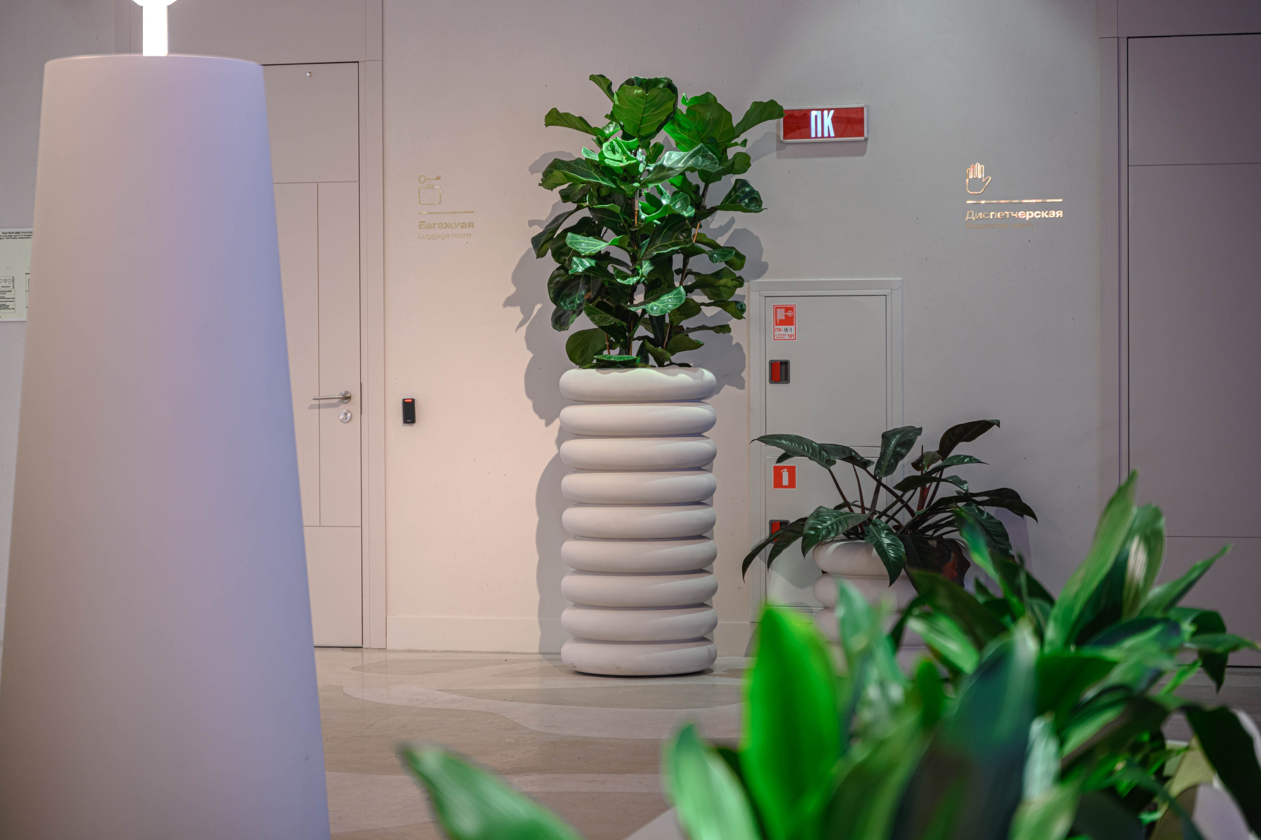 Фотосъемка мебели кофейни в холле аппартаментов Well. Интерьерный и репортажный фотограф в Санкт-Петербурге