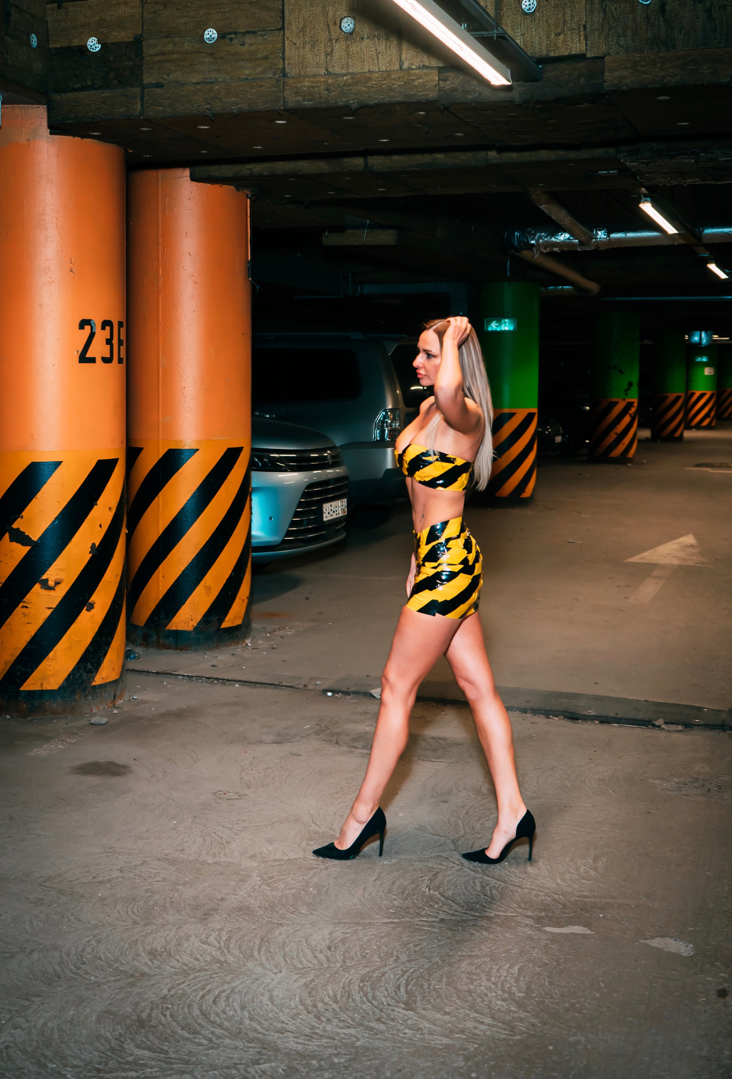 Съемка на парковке — модель Дина. Фотограф Москва и Видеограф Москва