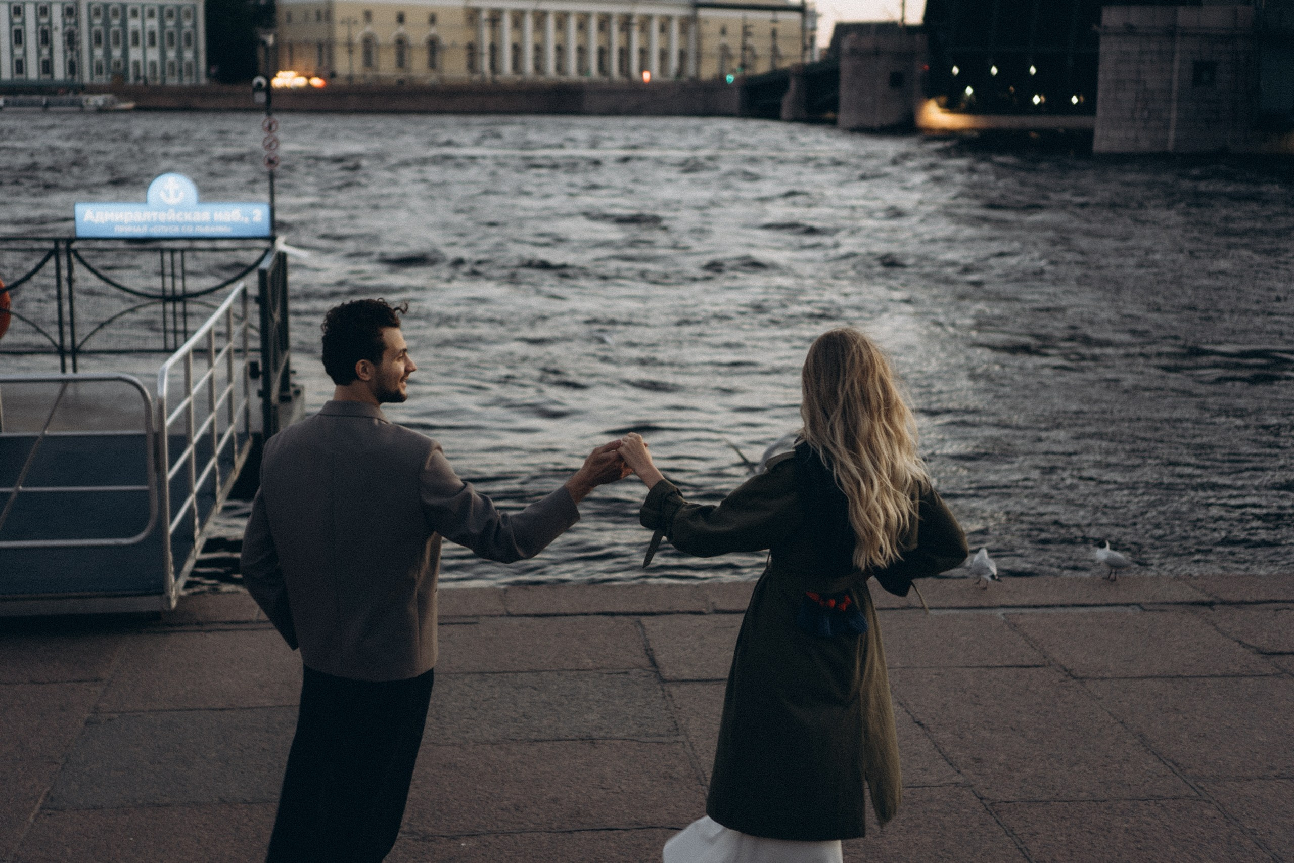 СВАДЕБНАЯ СЬЕМКА ПАРЫ НА РАССВЕТЕ В БЕЛЫЕ НОЧИ И ПРОГУЛКА С РАЗВОДНЫМИ МОСТАМИ И ПИКНИК ВОЗЛЕ ИСАКИЕВСКОГО СОБОРА. Профессиональный фотограф, Санкт-Петербург — Виктория Богомолова