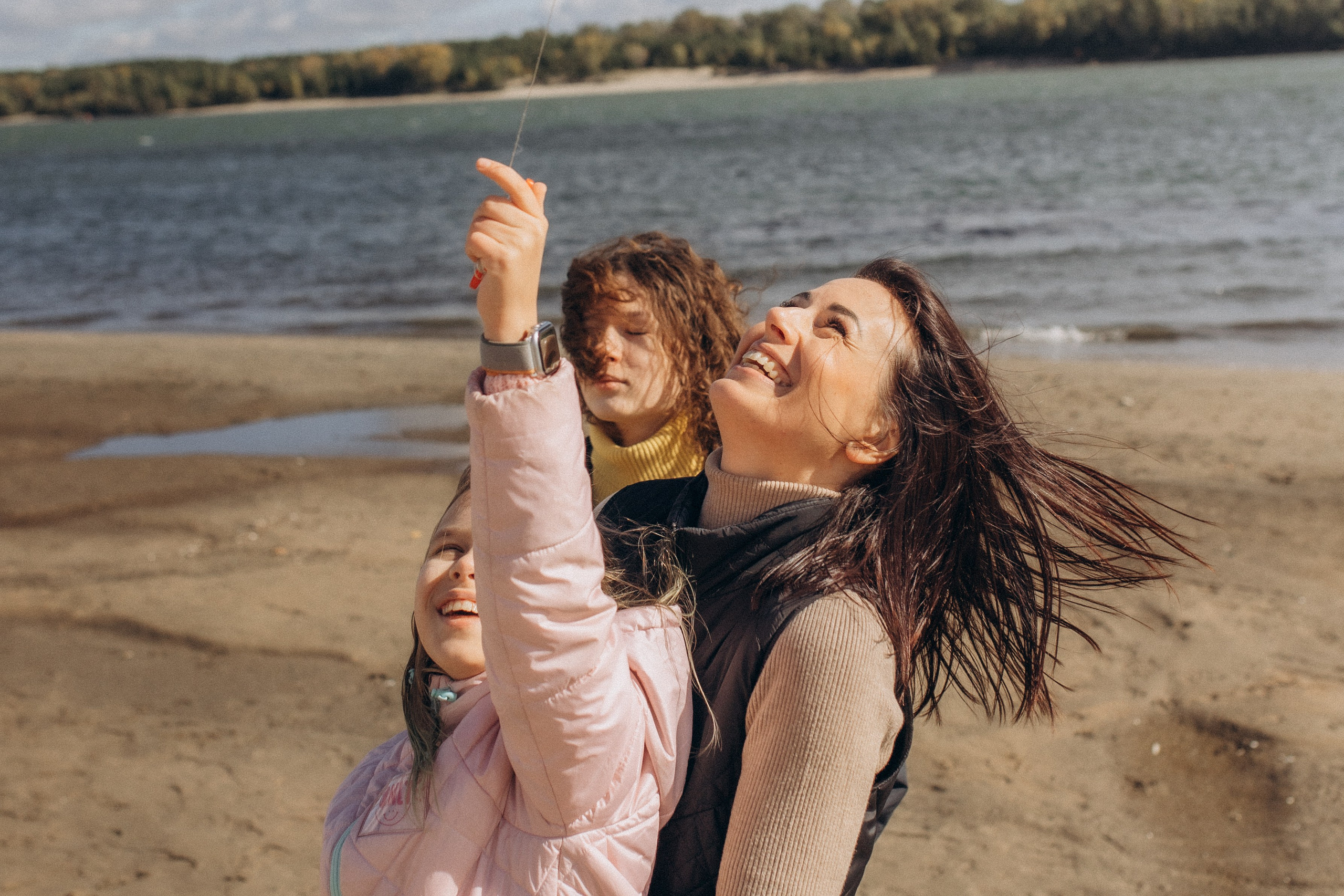 Аня с Ясей и Соней на Обском, осень. Семейный фотограф lifestyle в Новосибирске Елена Шпилевая