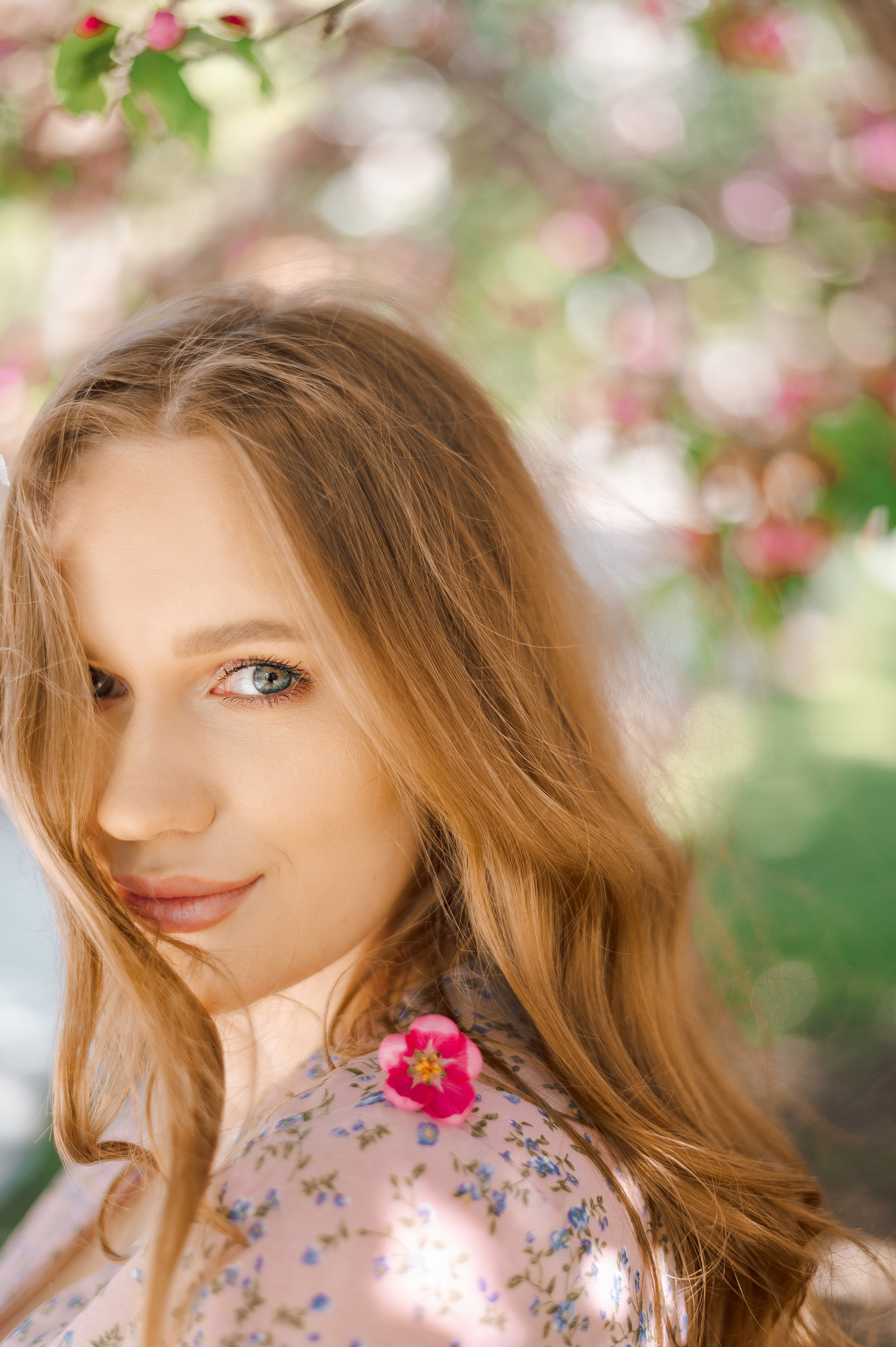 Фотосессия в розовой яблоне для Саши. Фотограф в Москве и Московской области Таня Яблочкина