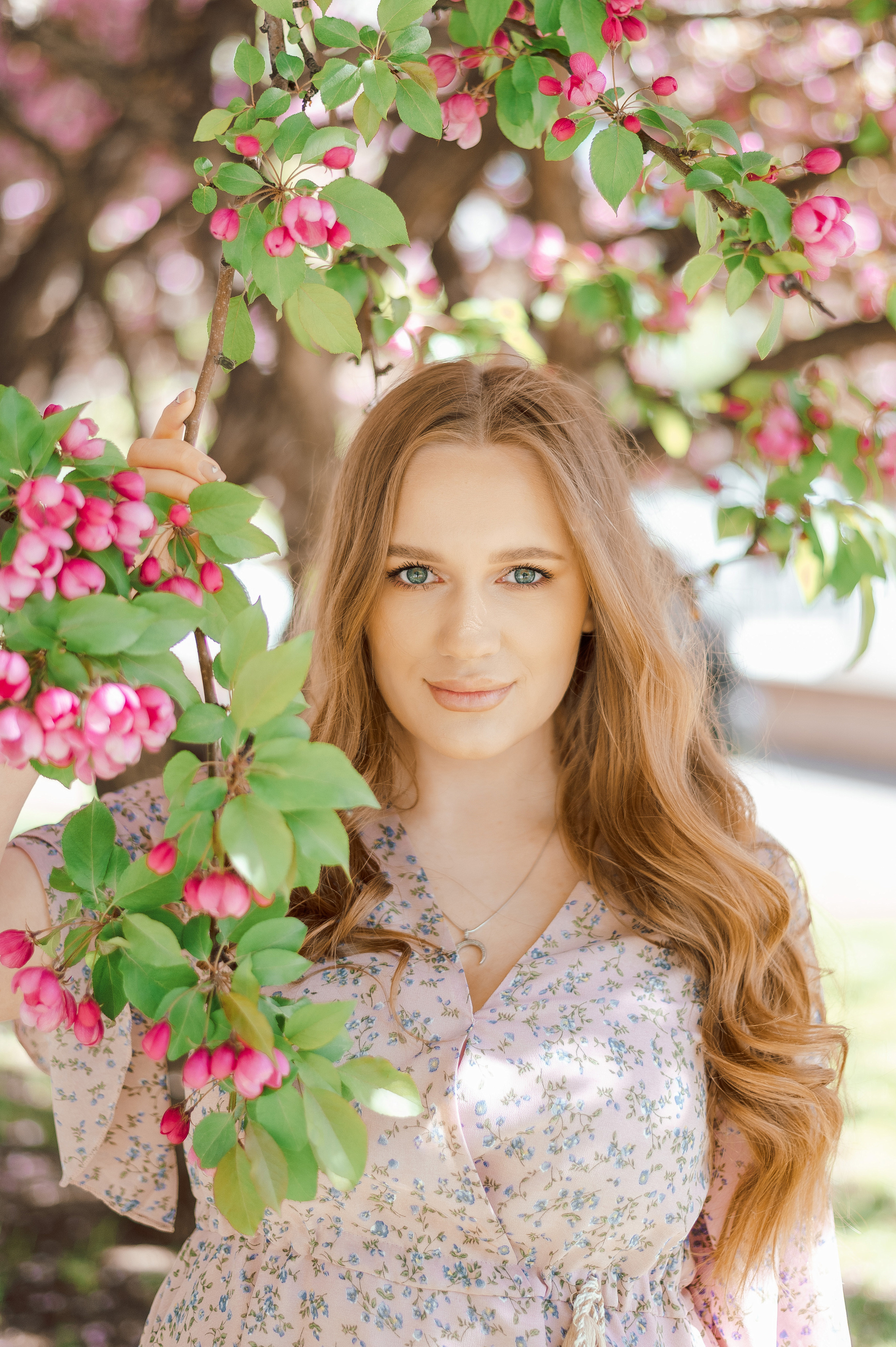 Фотосессия в розовой яблоне для Саши. Фотограф в Москве и Московской области Таня Яблочкина