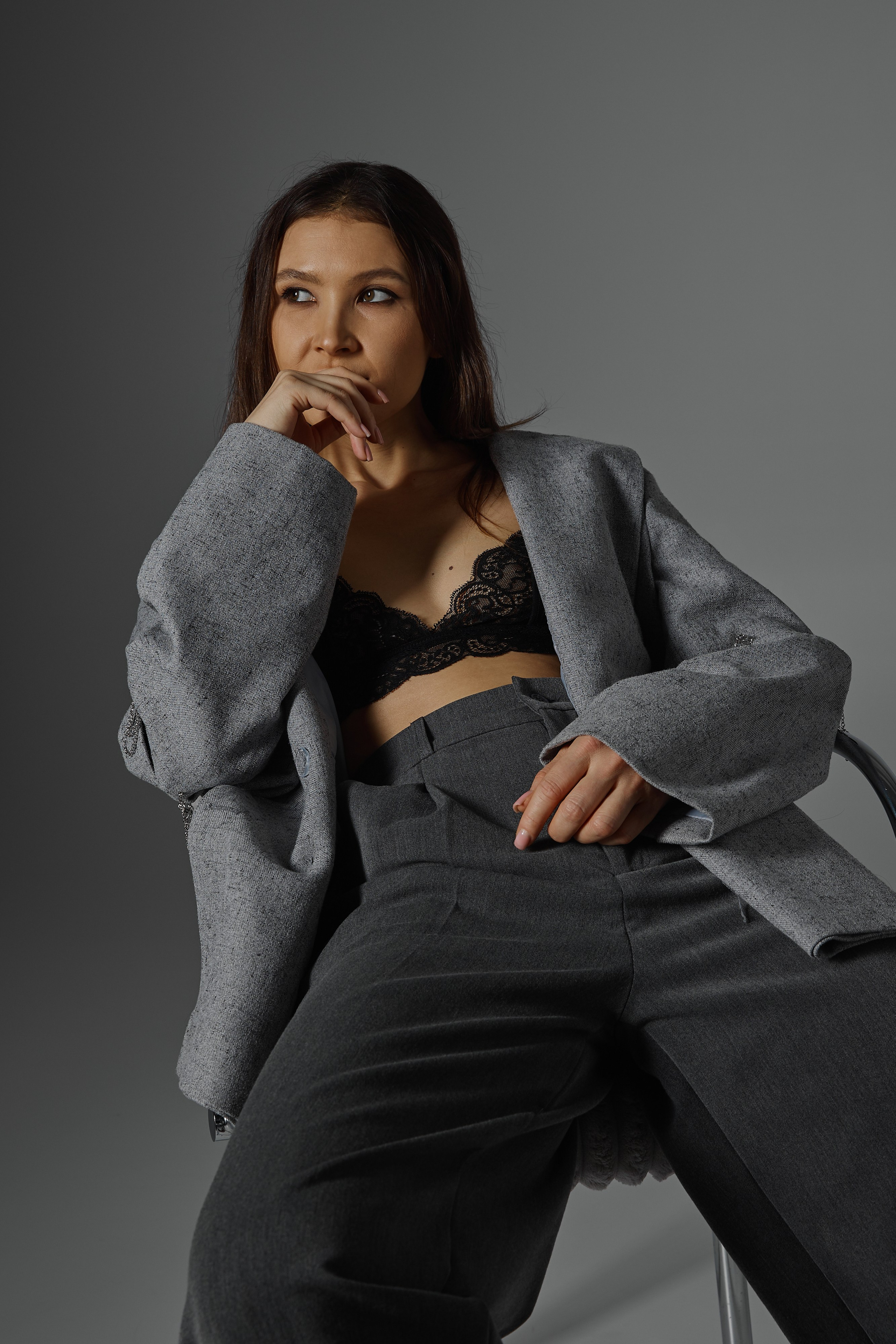 Индивидуальная фотосессия девушка на стуле в пиджаке