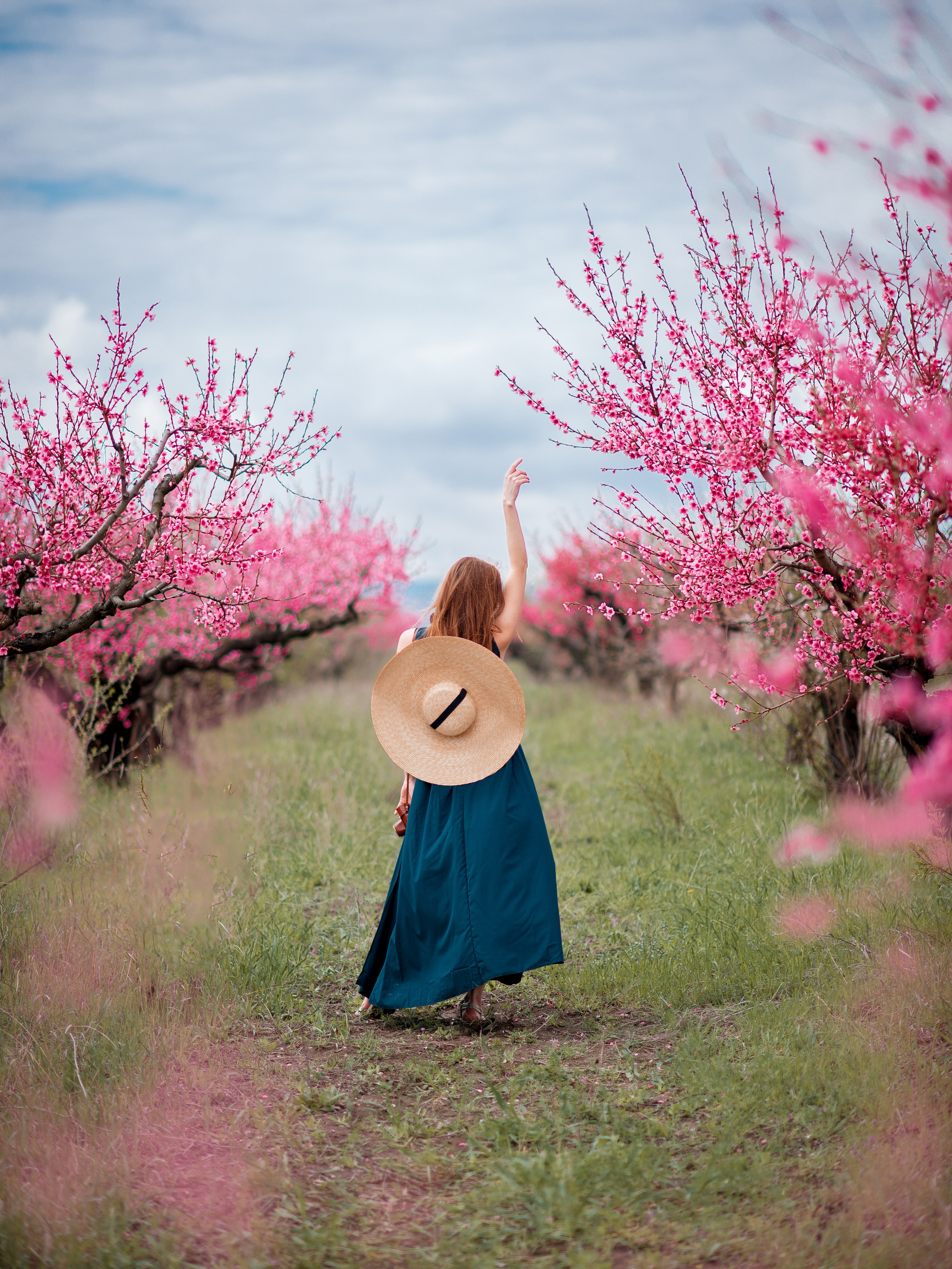 Аренда платьев для фото в персиковых садах в Севастополе