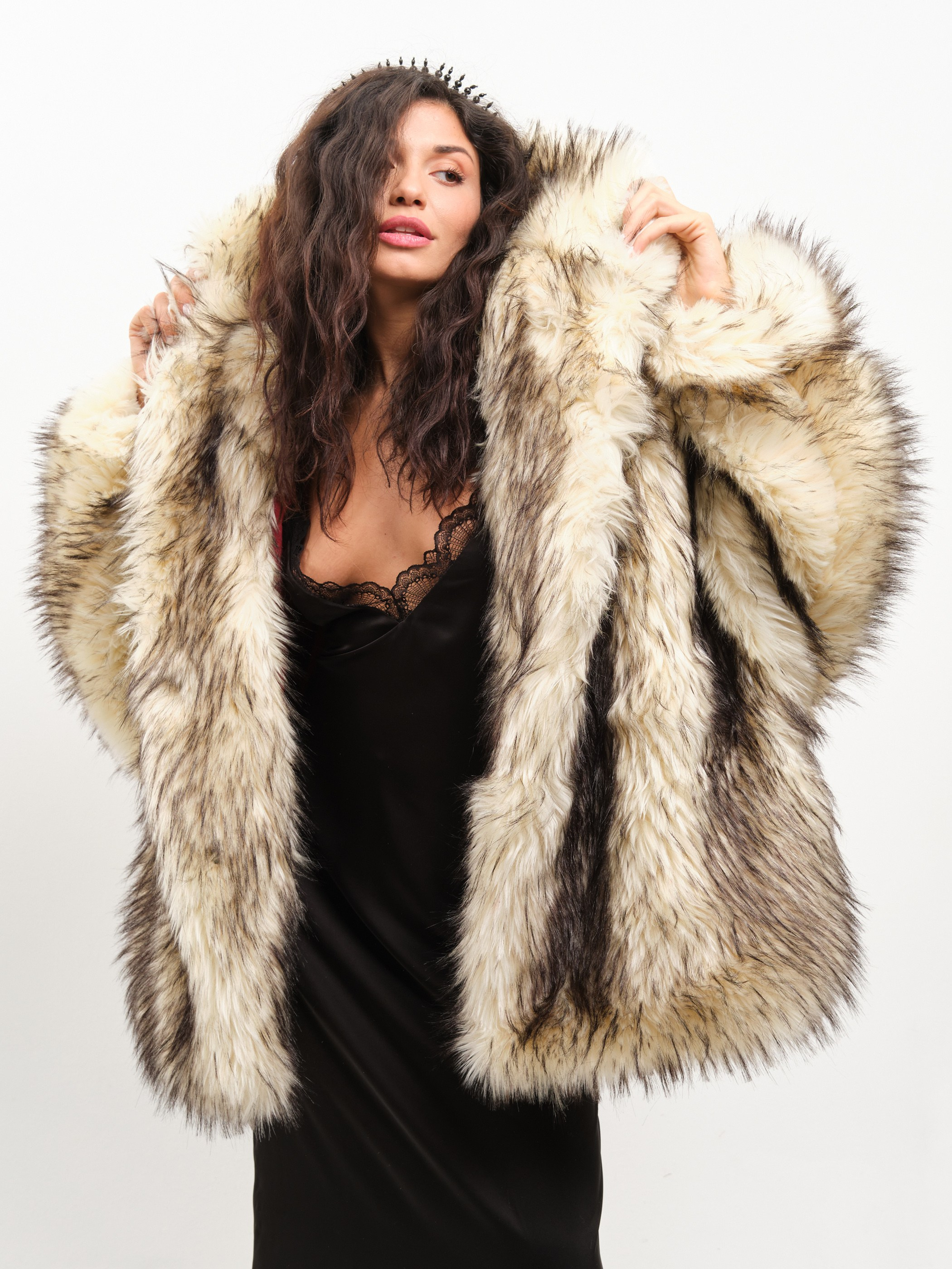 Кудрявая девушка в роскошной шубе
