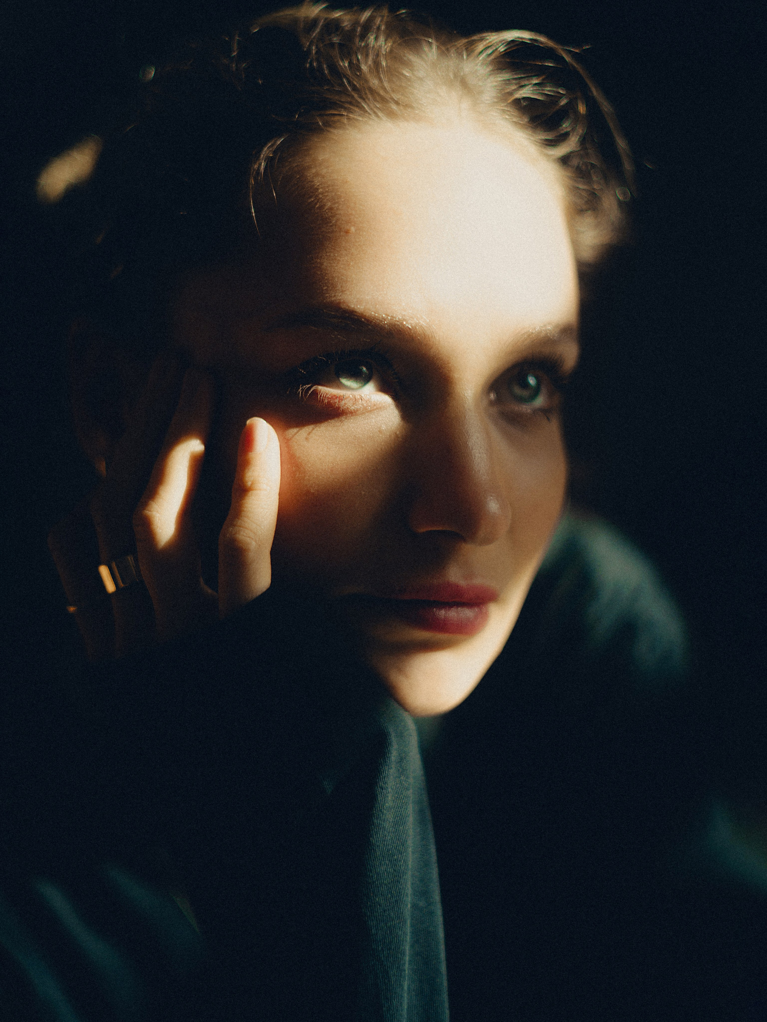 Портретная женская съемка в кофейне