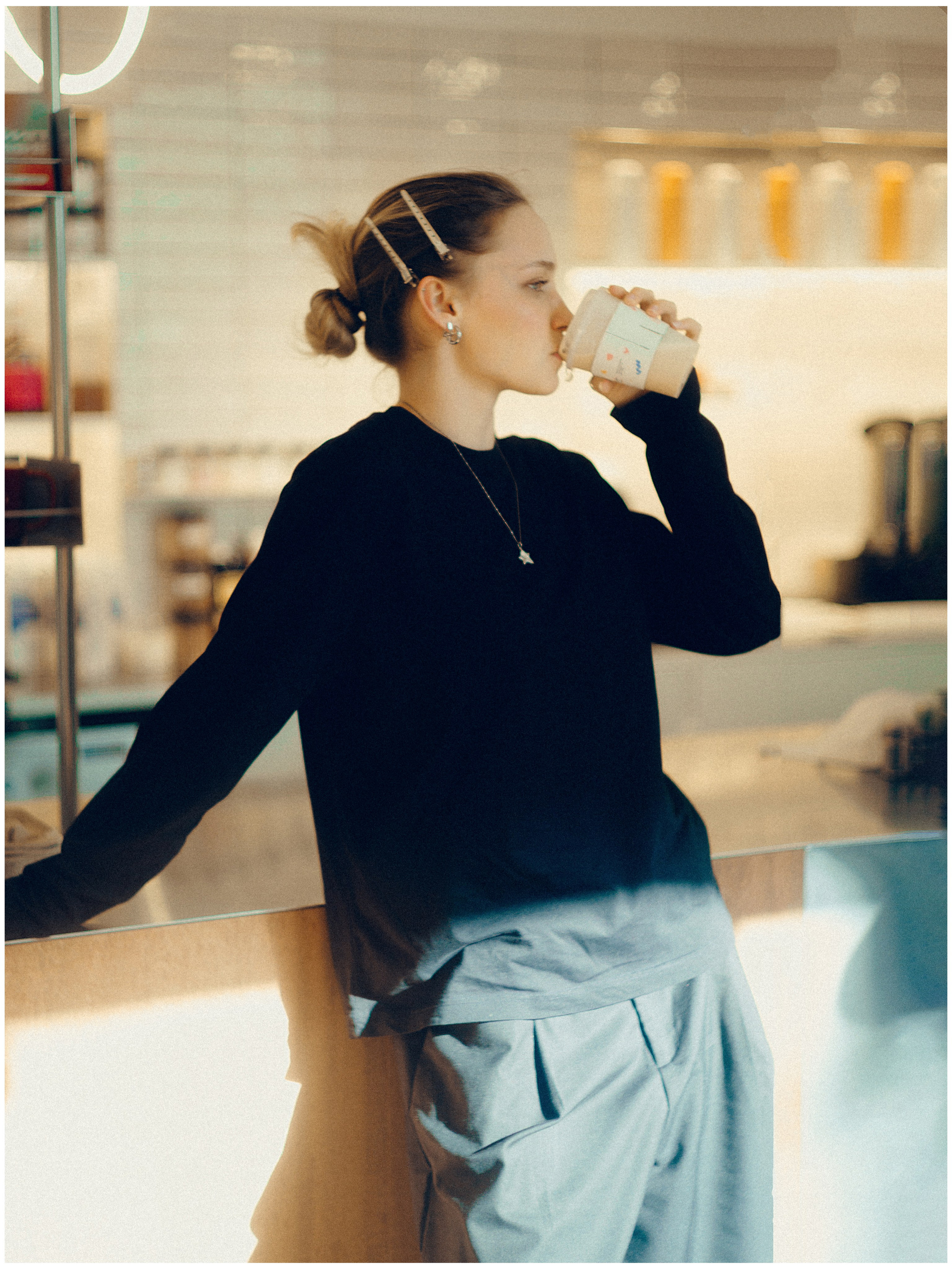 Портретная женская съемка в кофейне