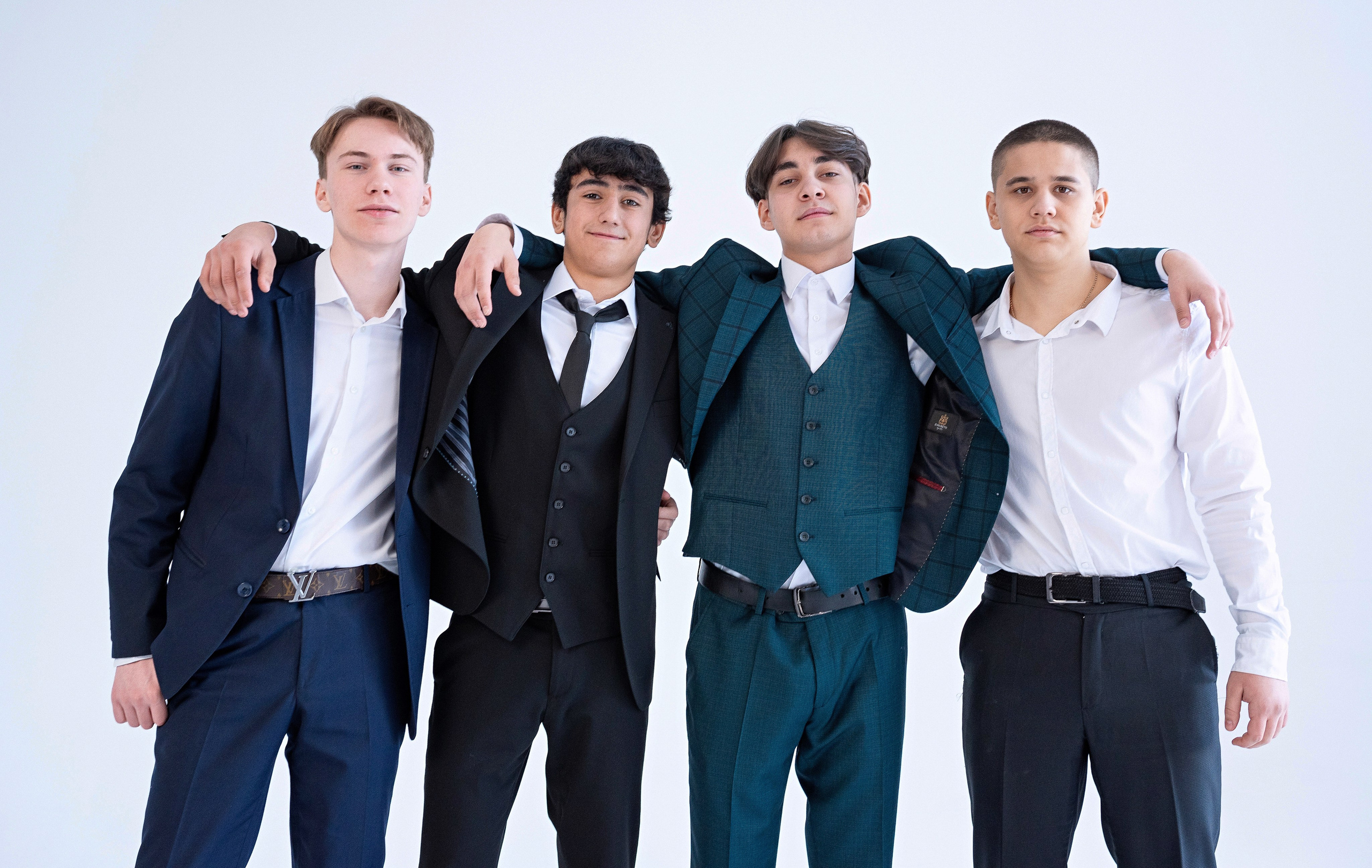 Выпускная фотосессия для выпускного класса в фотостудии на циклораме в Сургуте