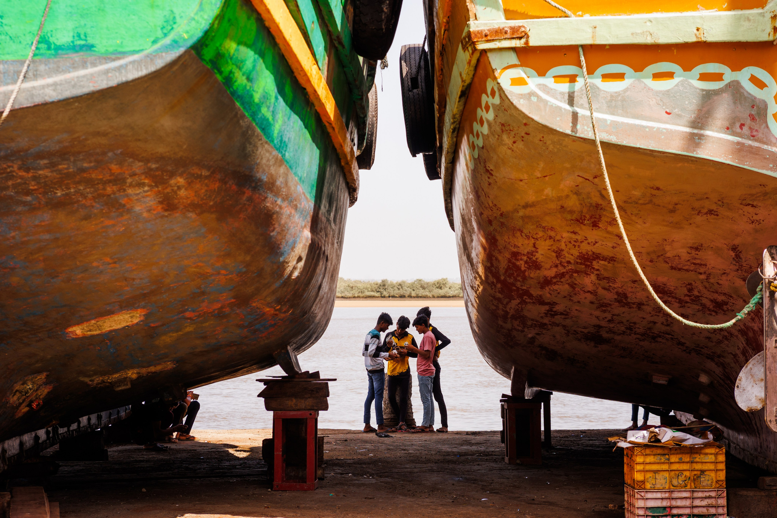 Дети играют на индийской улице, документальная уличная фотография