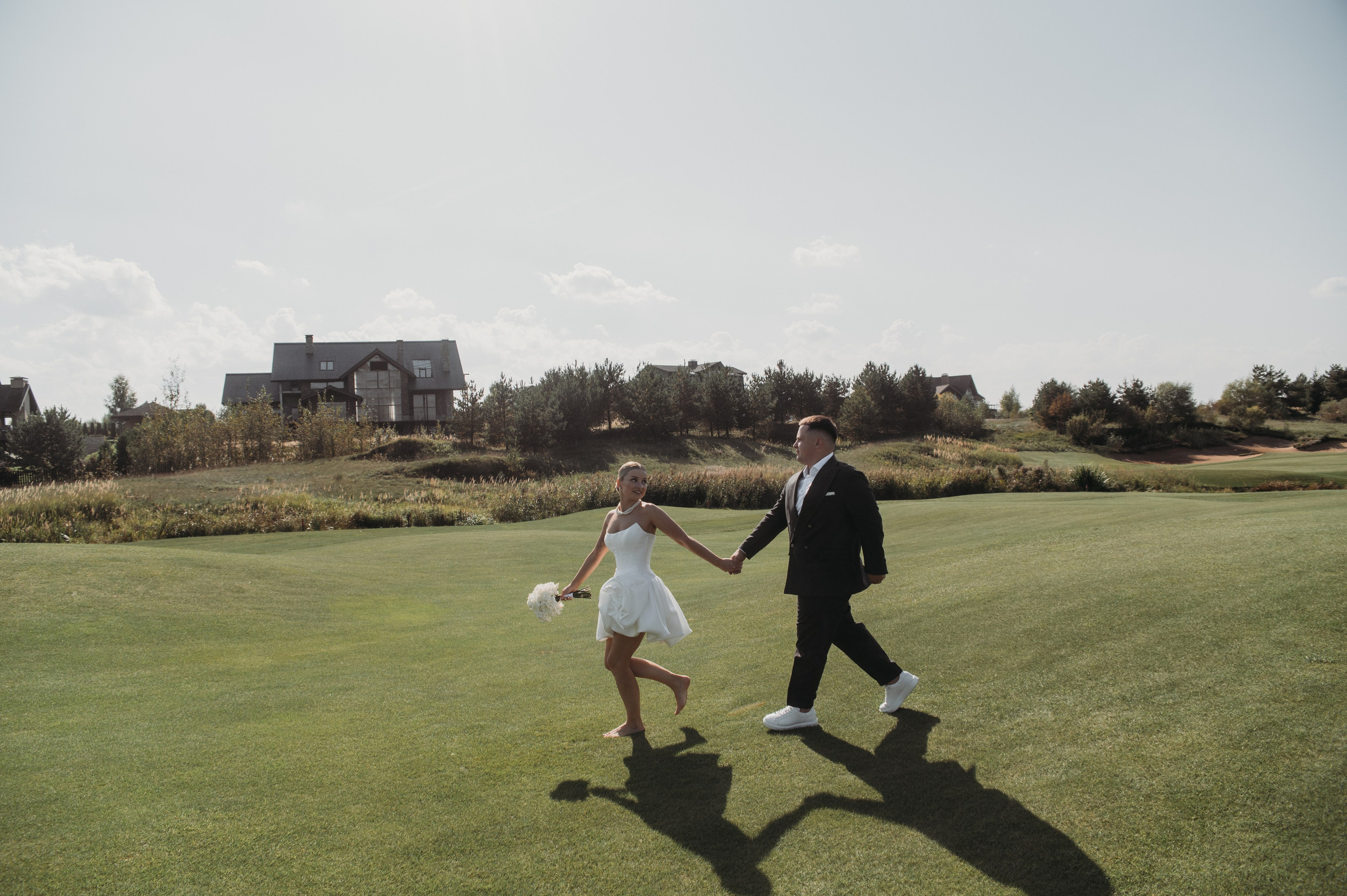 Свадебная фотосессия в Завидово гольф поле с утром невесты и красивым свадебным банкетом. Свадебный фотограф в Твери, Москве и Санкт-Петербурге Денисова Екатерина