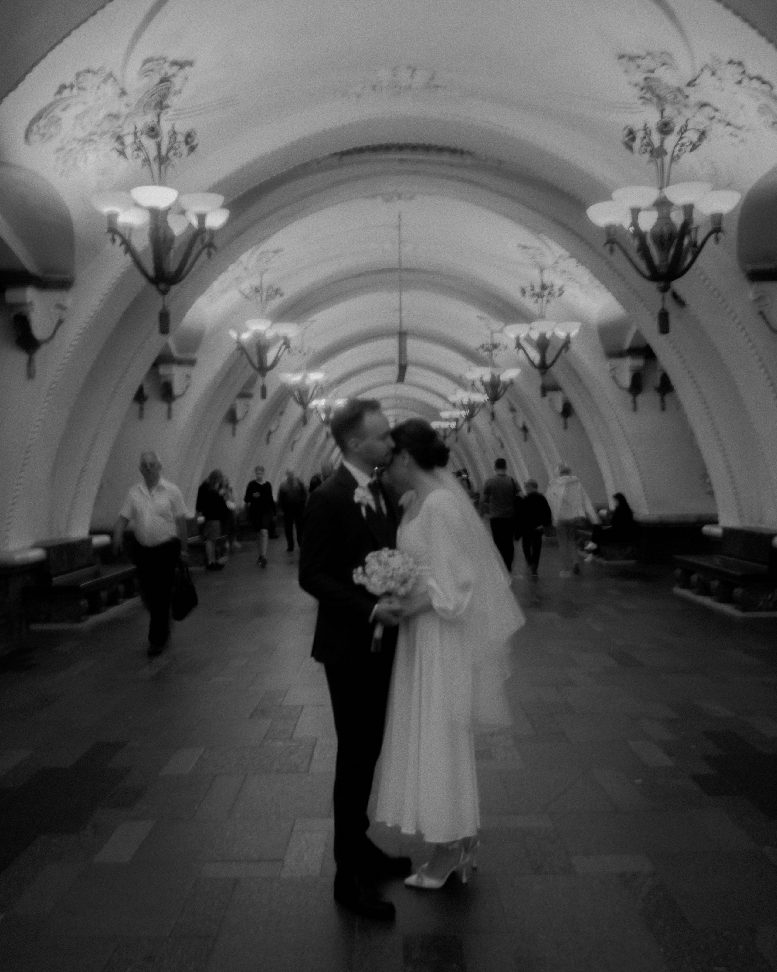 жених и невеста в метро, прогулочная свадебная съёмка