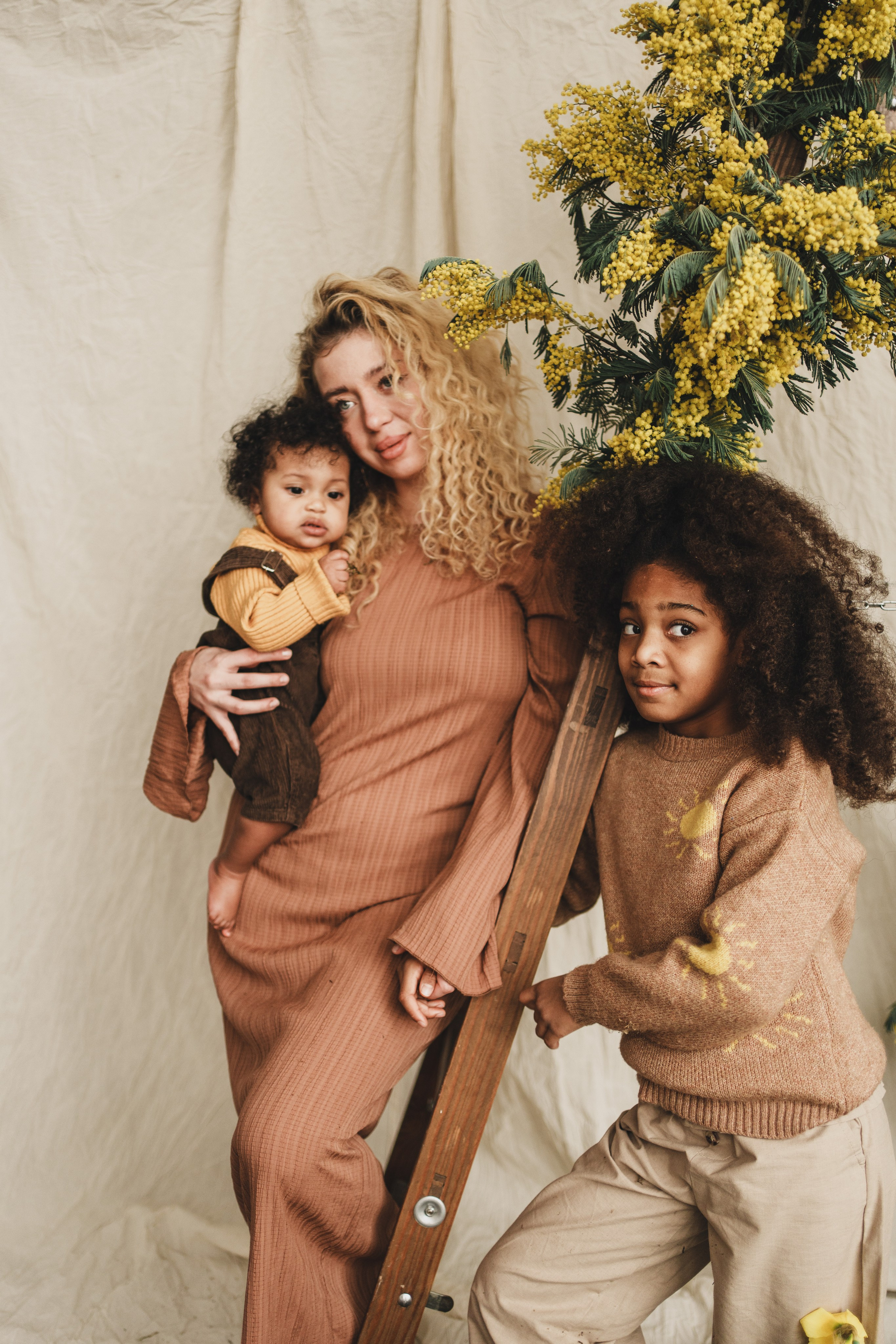 Девочки в мимозе. Семейный и детский фотограф и видеограф в Москве, Серпухове и Тарусе Валерия Сорокина