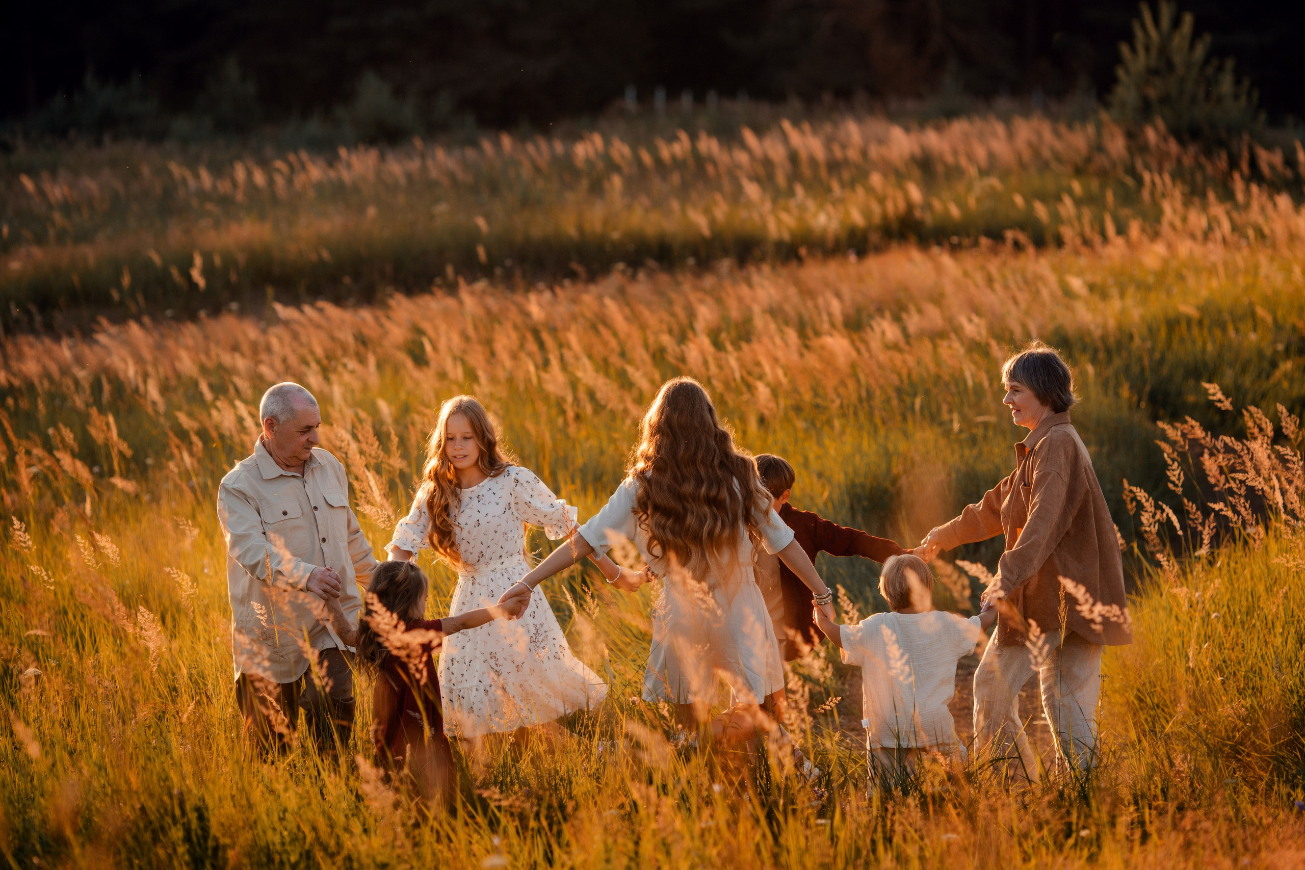 Фотосессия большой семьи в поле