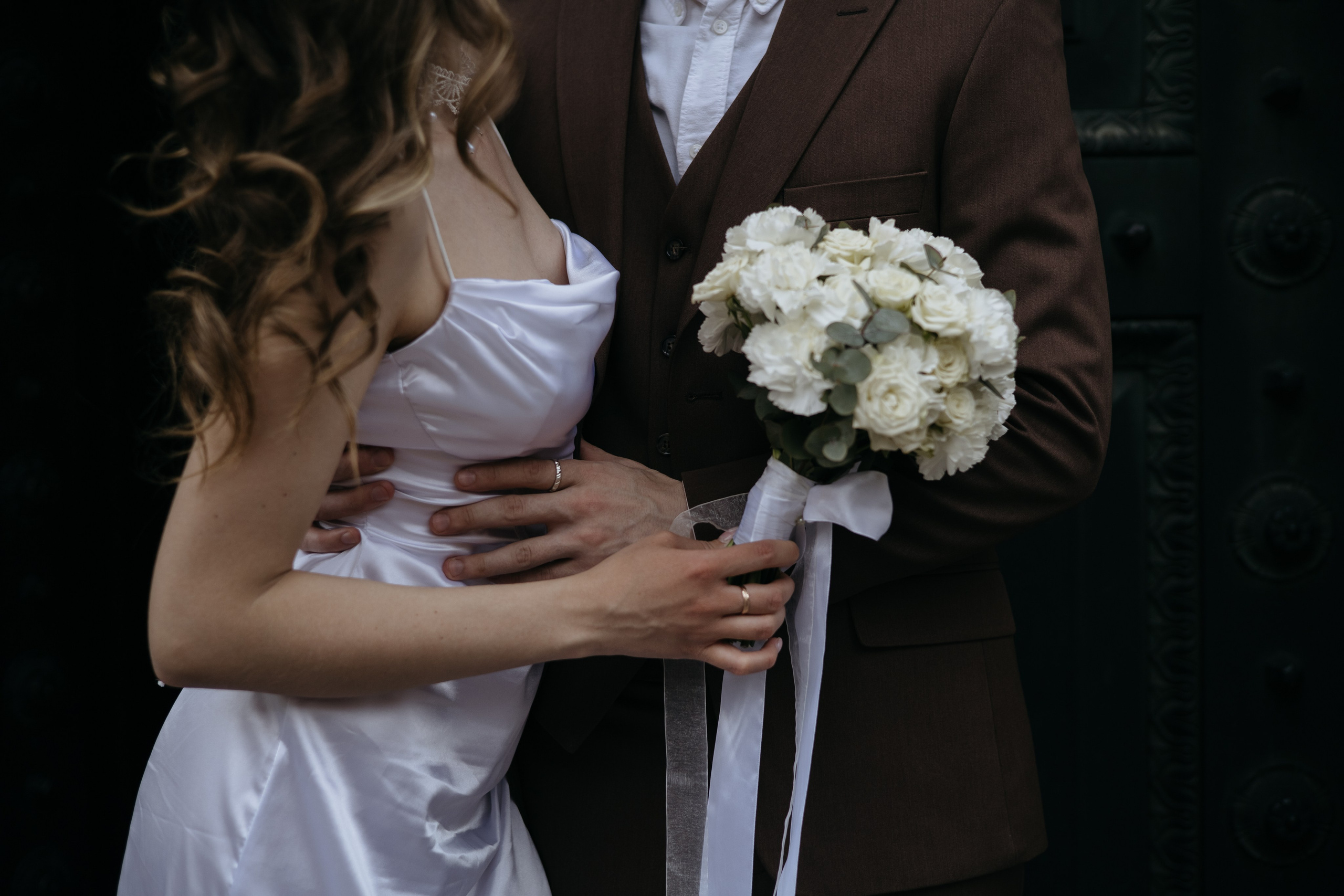 Я пришел к мудрецу и спросил у него:«Что такое любовь?» Он сказал: «Ничего»Но, я знаю, написано множество книг:Вечность пишут одни, а другие – что мигТо опалит огнем, то расплавит как снег,Что такое любовь? «Это все человек!»И тогда я взглянул ему прямо в лицо,Как тебя мне понять? «Ничего или все?»Он сказал улыбнувшись: «Ты сам дал ответ!:Ничего или все! — середины здесь нет!»