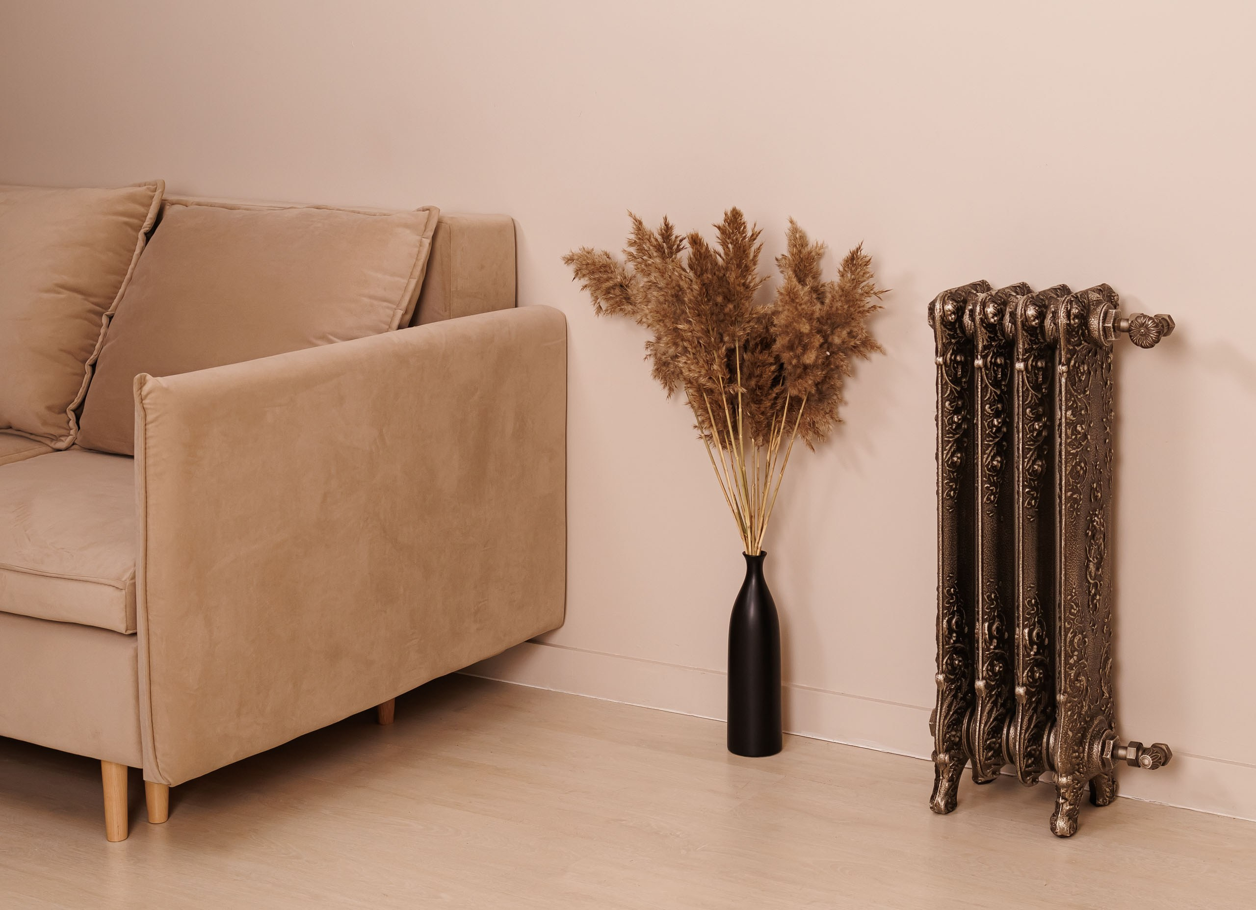 Предметные фотографии дизайнерских радиаторов отопления в стиле ретро