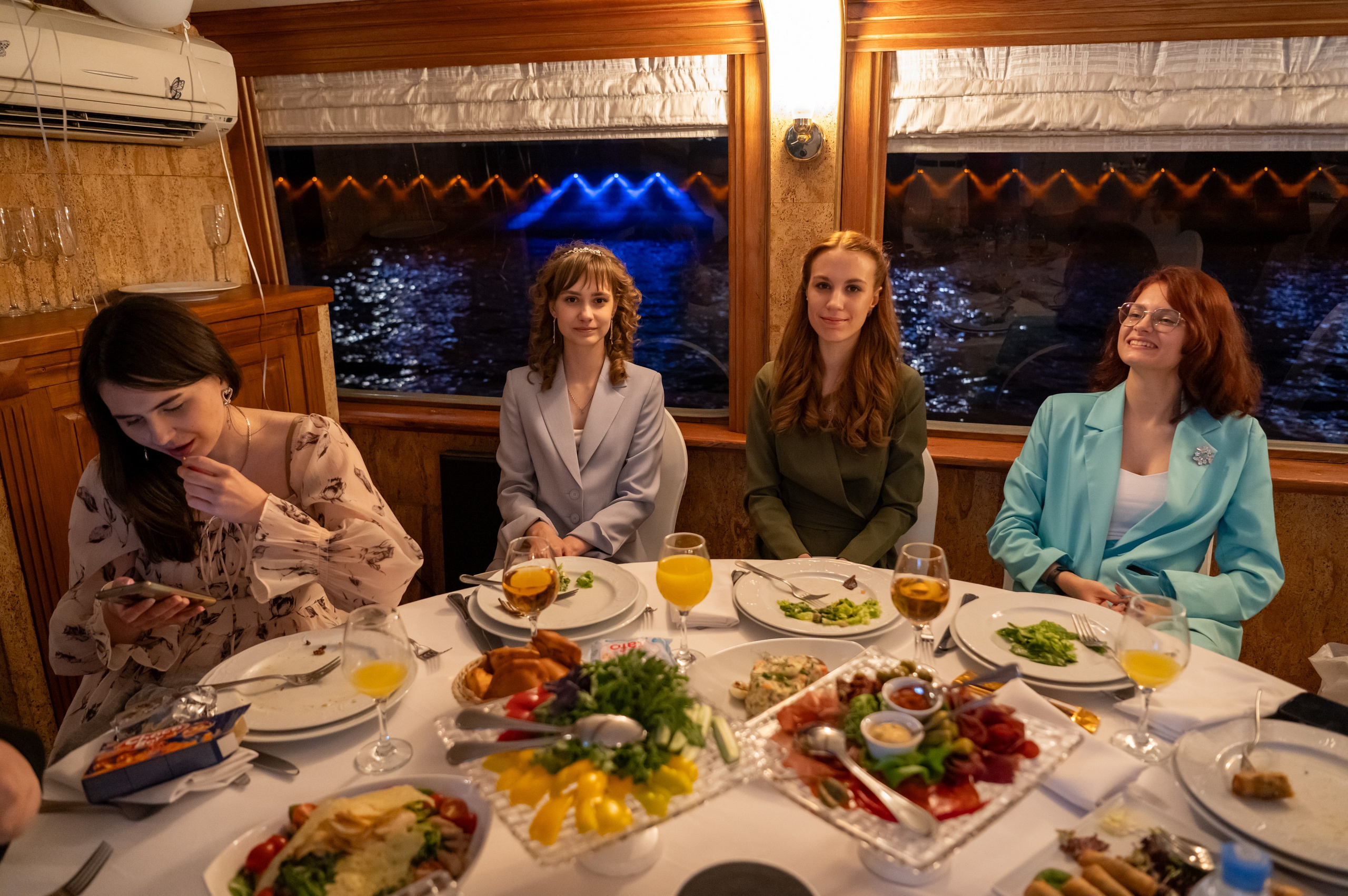 Выпускной вечер 11 класс на теплоходе. Детский и семейный фотограф г. Москва Оксана Катаджи