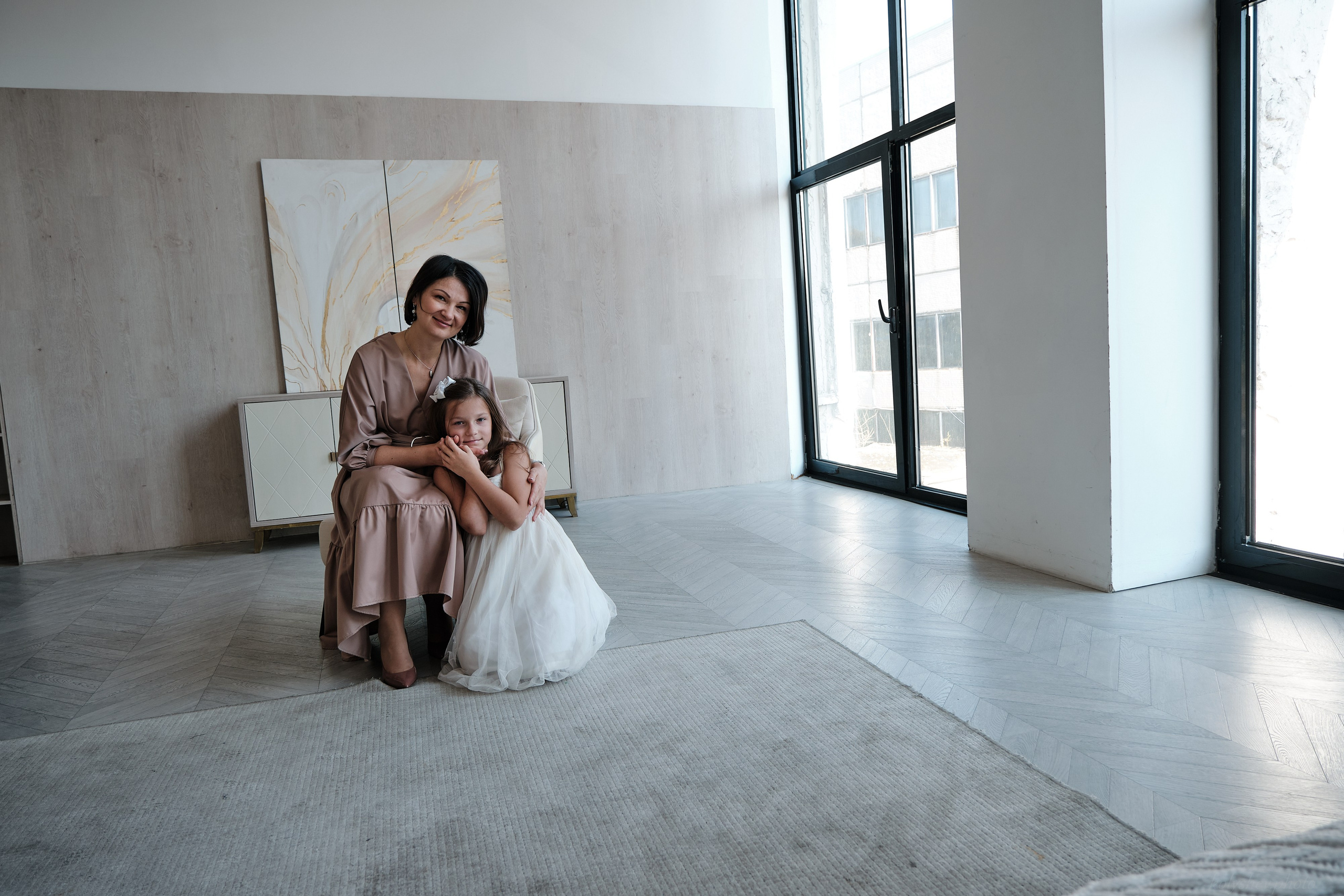 Семейная фотосессия Елена и дочка — светлая семейная съёмка в студии. Портретный фотограф на новый год в Москве Виктория Колышева