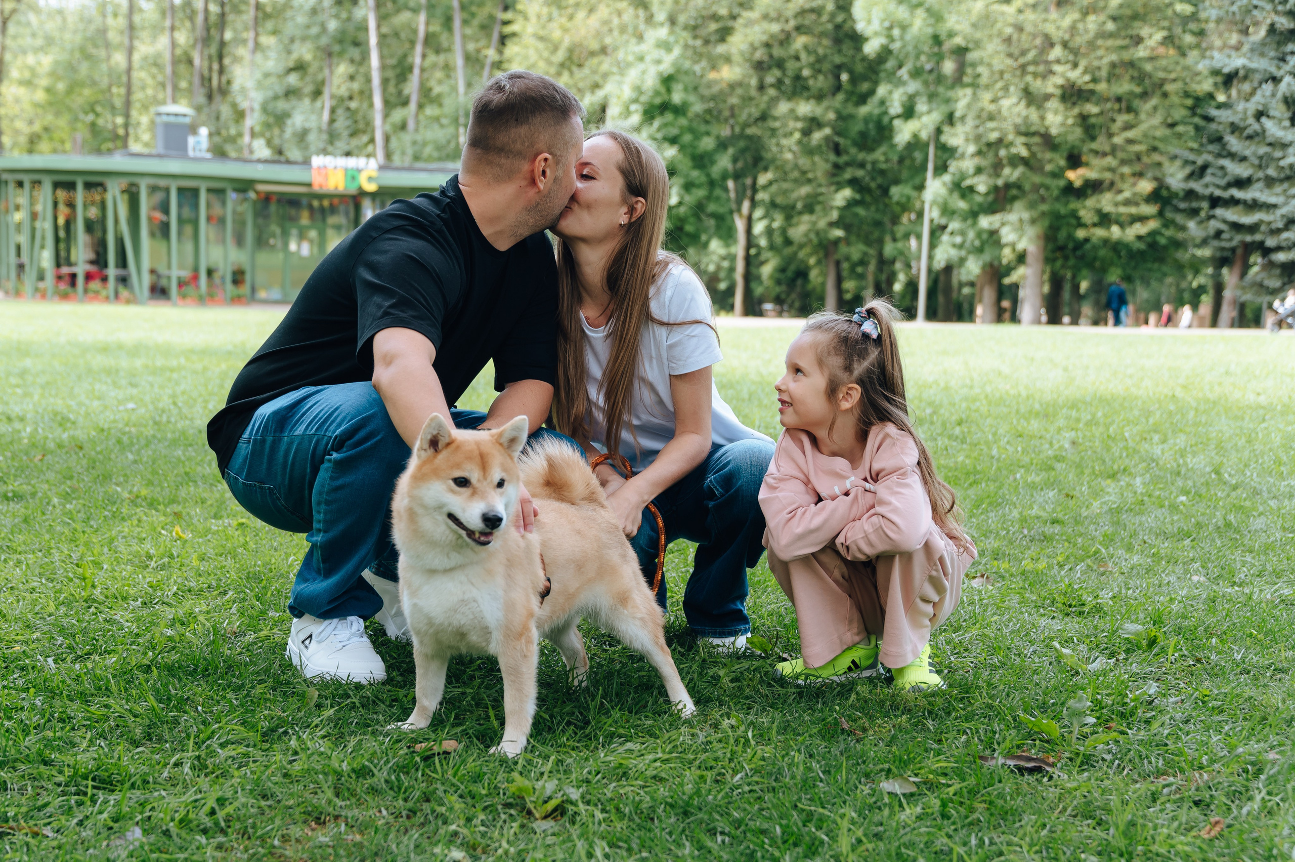 Трое в парке и меховой шар. Детский и семейный фотограф Катерина Мишина