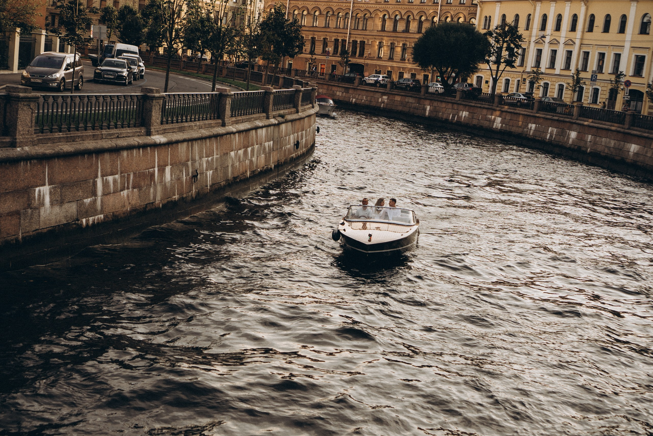 СВАДЕНБНАЯ СЬЕМКА НА КАТЕРЕ ПО КАНАЛАМ САНКТ-ПЕТЕРБУРГА И В АКВАТОРИИ НЕВЫ. Профессиональный фотограф, Санкт-Петербург — Виктория Богомолова