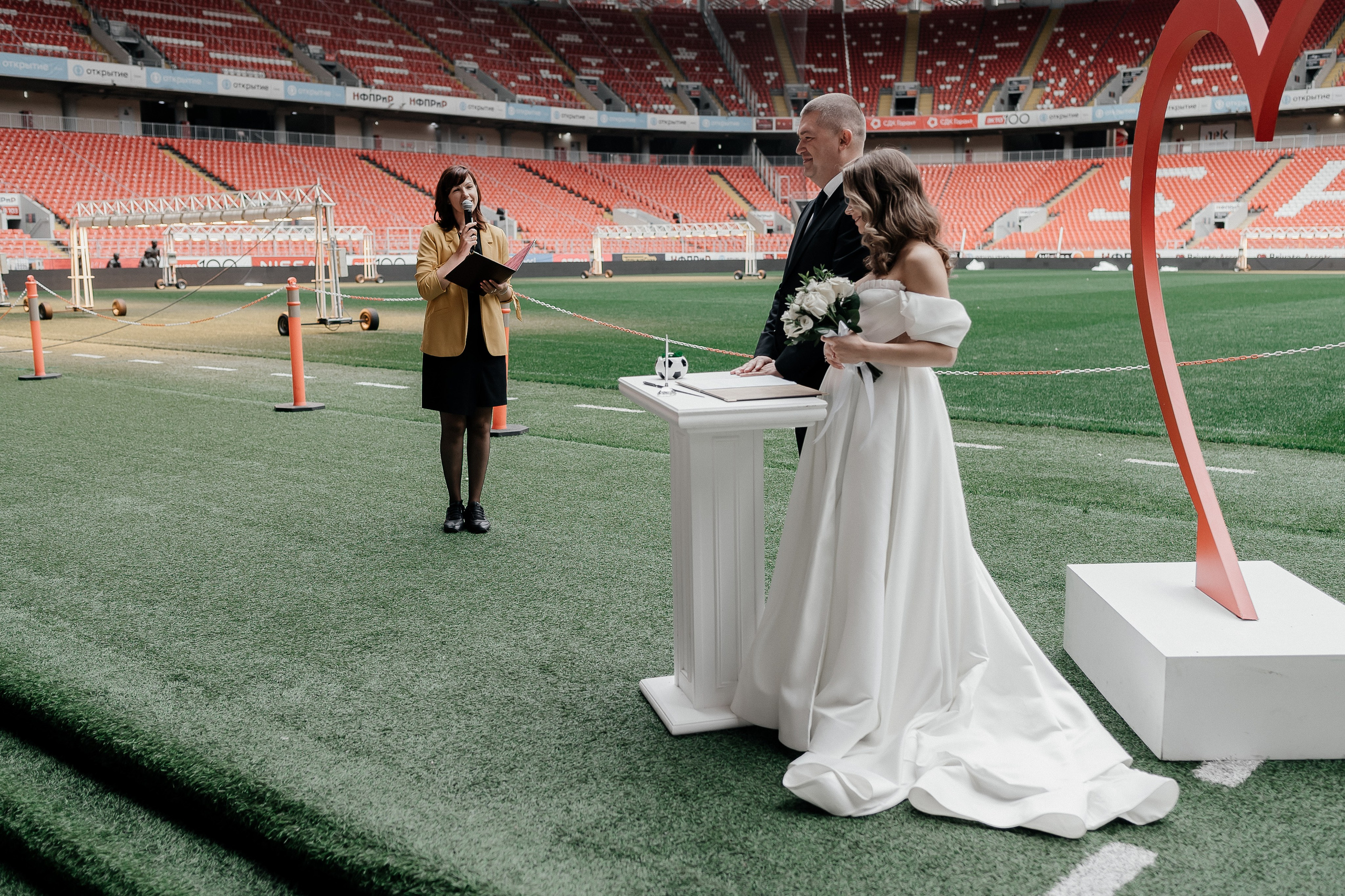 Жених и невеста на стадионе Спартак