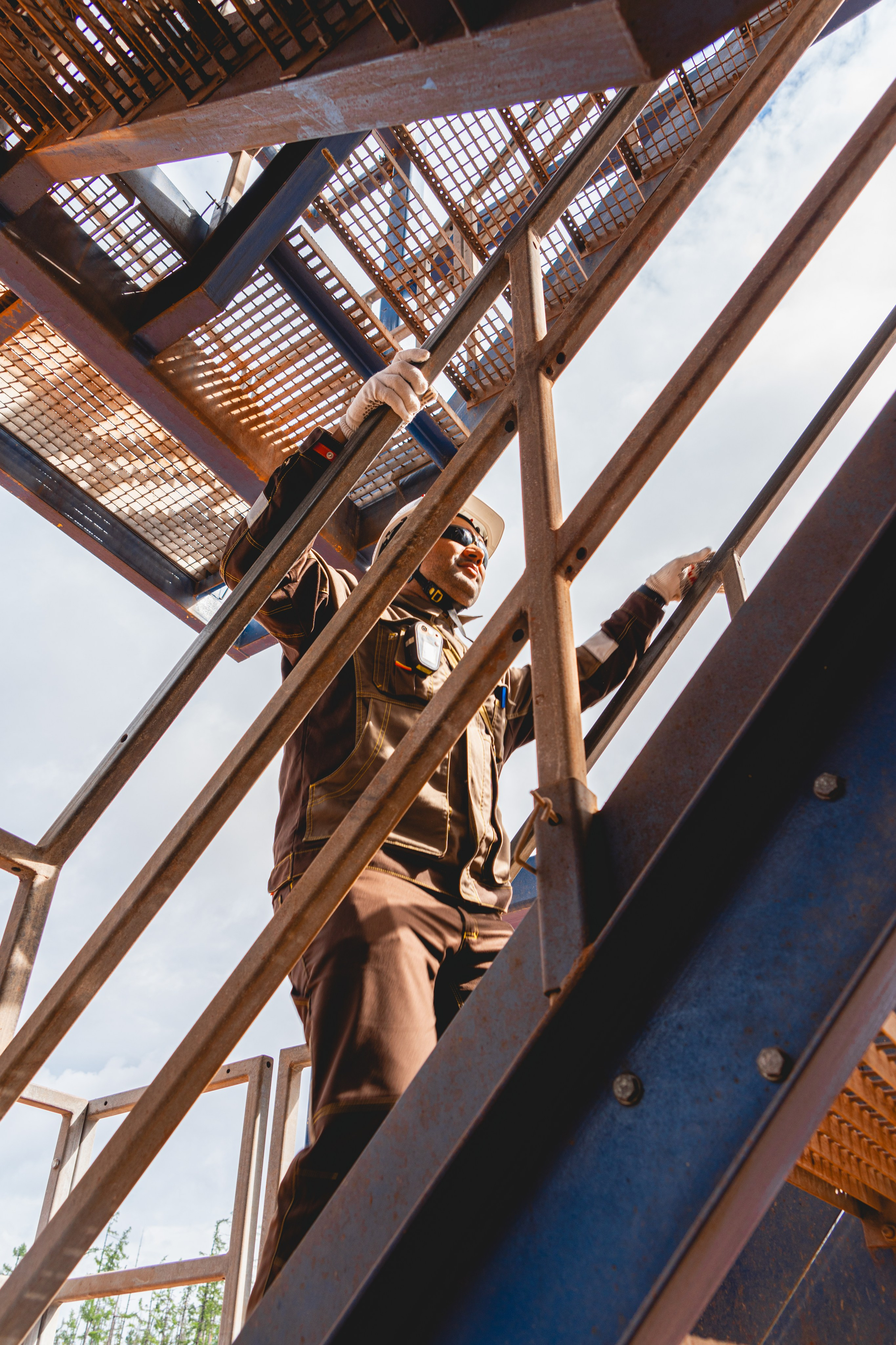 Репортажная (документальная) фотография. Занимаюсь профессиональной фотографией и живу рядом с Байкалом. Работаю в разных жанрах