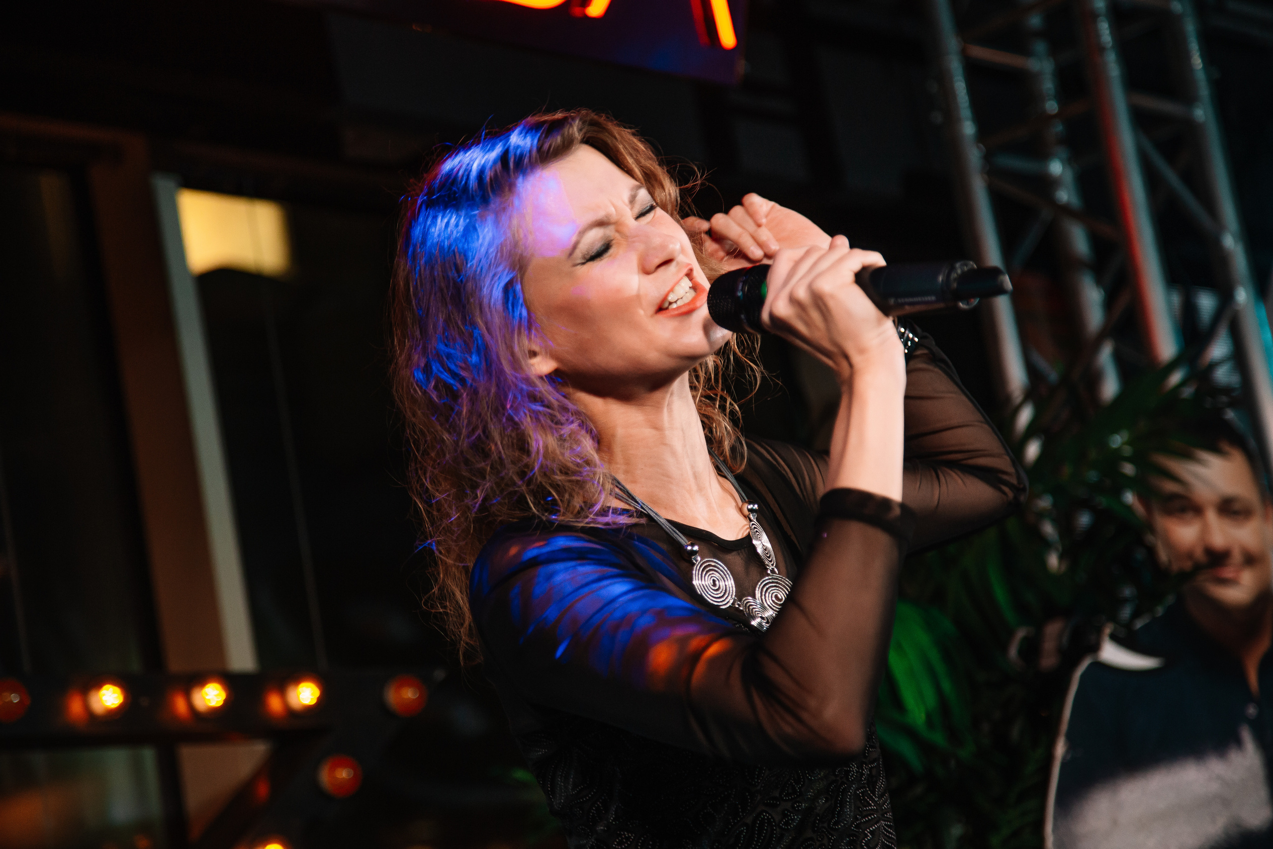 Руки в Верх бар. Свадебный Семейный Репортажный фотограф в Москве