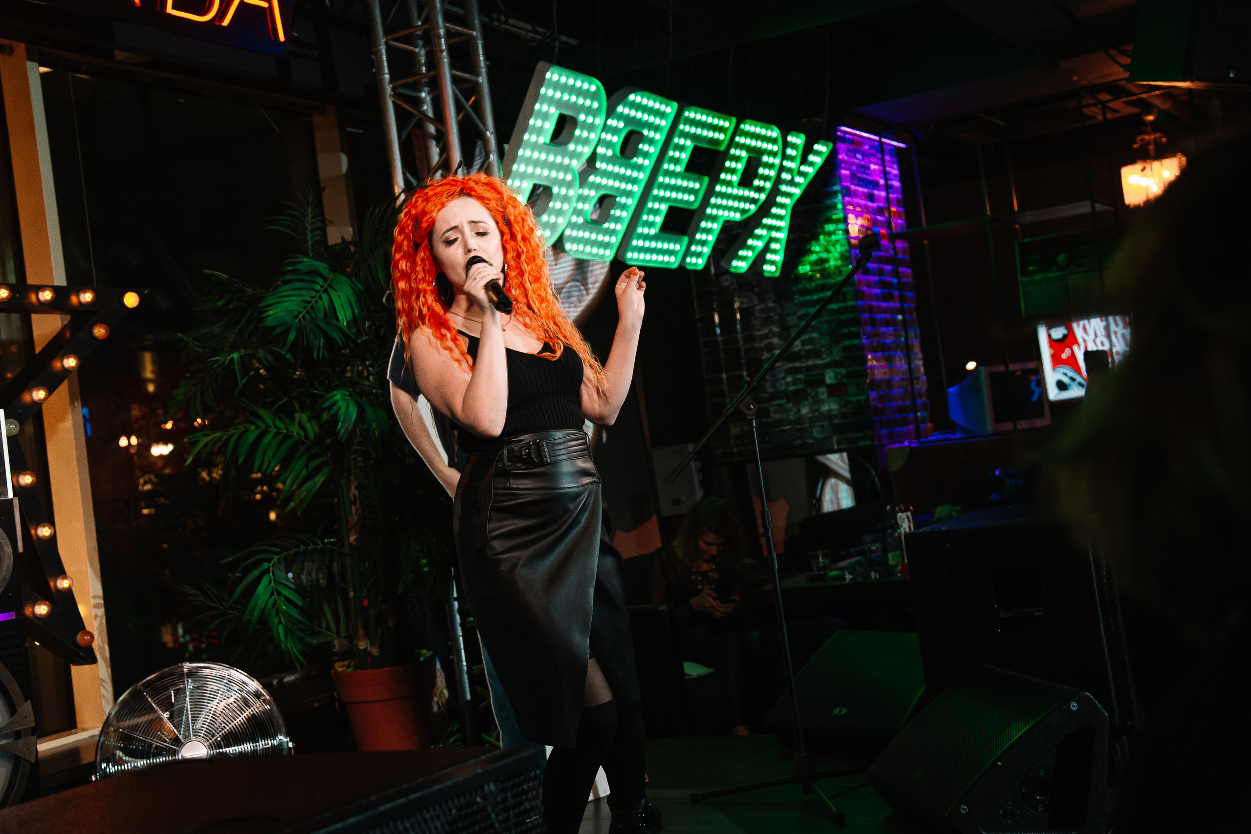 Руки в Верх бар. Свадебный Семейный Репортажный фотограф в Москве