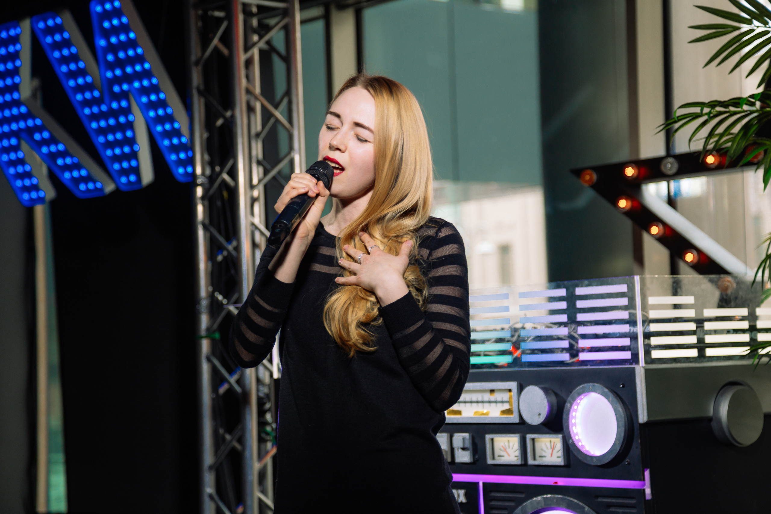 Руки в Верх бар. Свадебный Семейный Репортажный фотограф в Москве