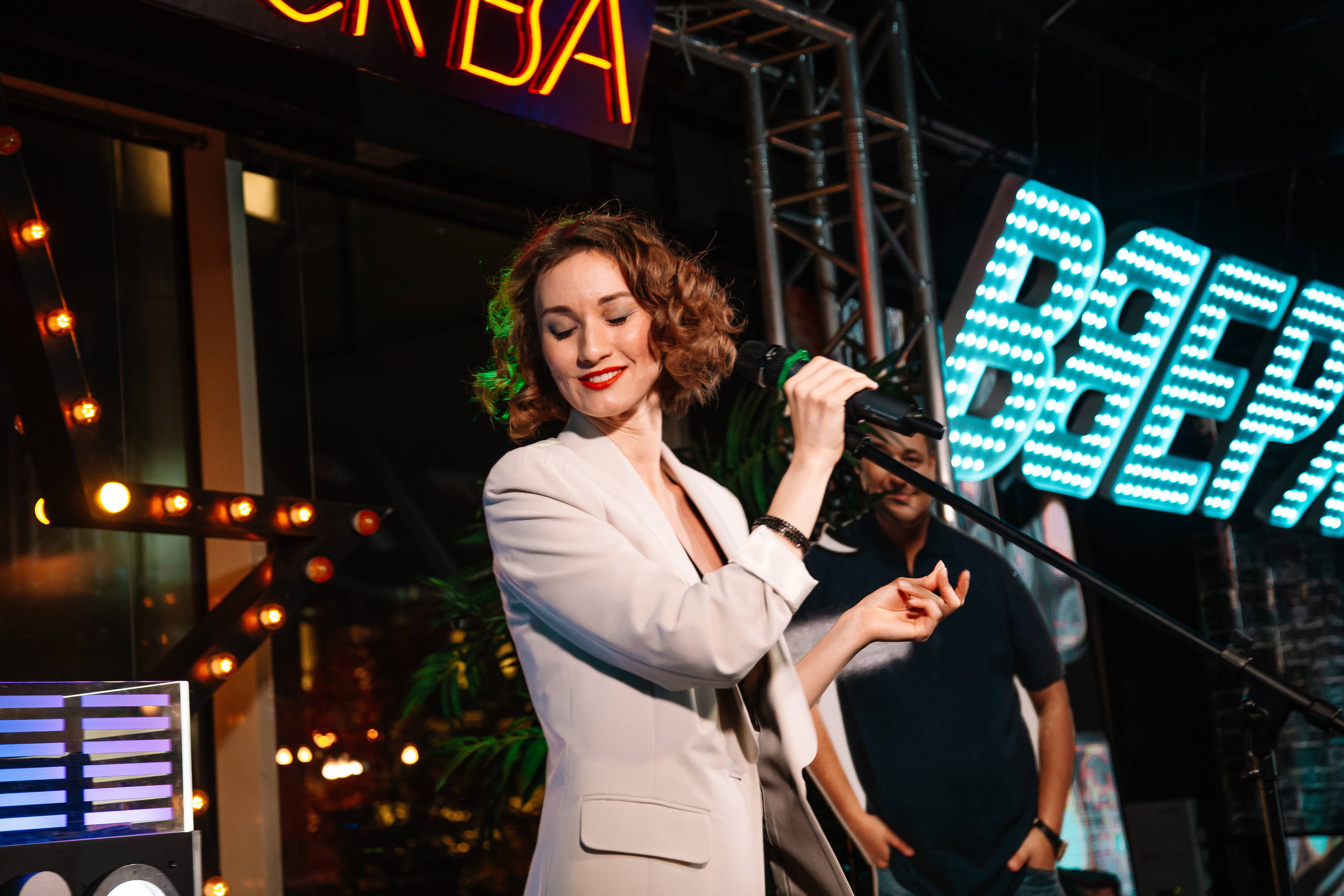 Руки в Верх бар. Свадебный Семейный Репортажный фотограф в Москве