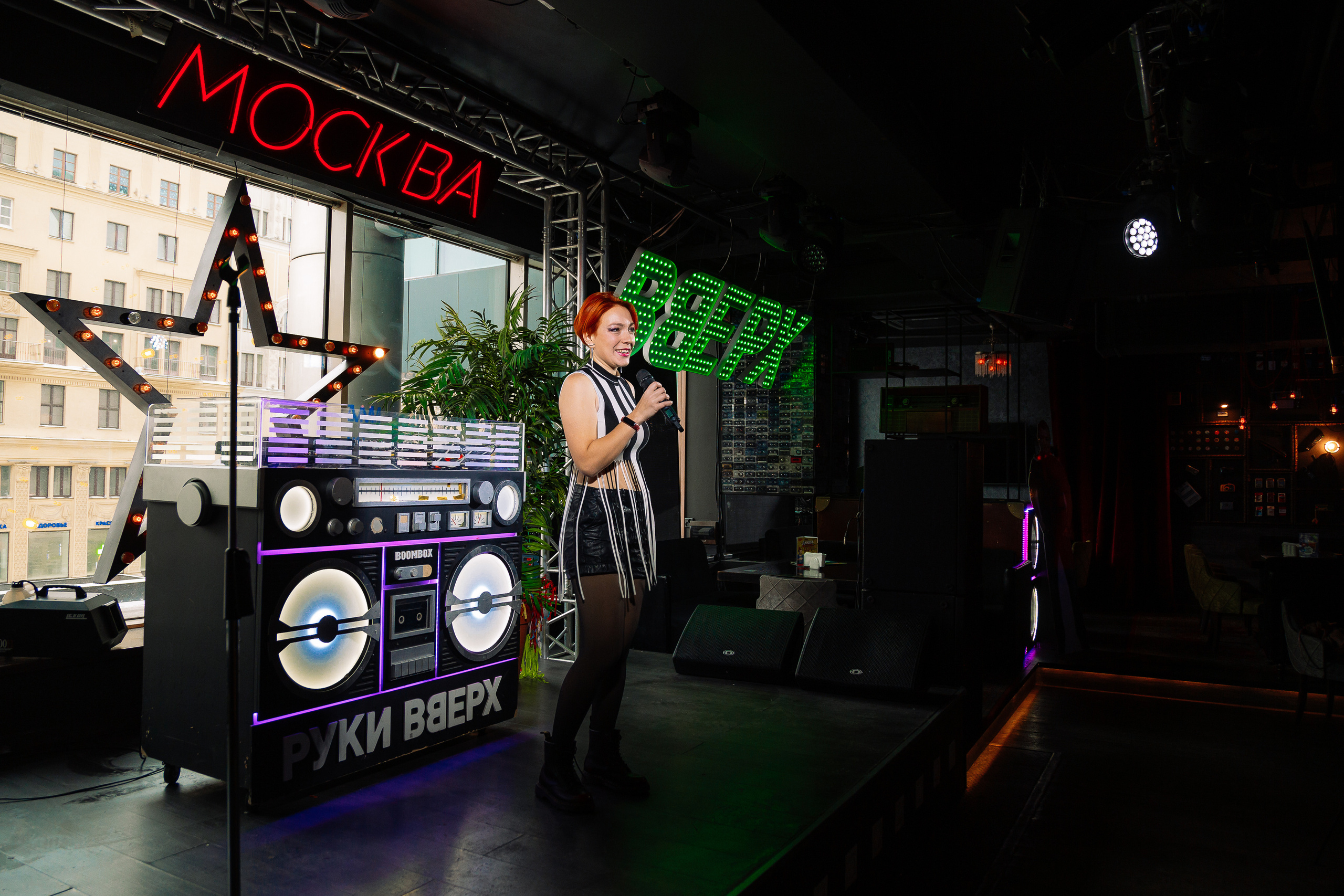 Руки в Верх бар. Свадебный Семейный Репортажный фотограф в Москве