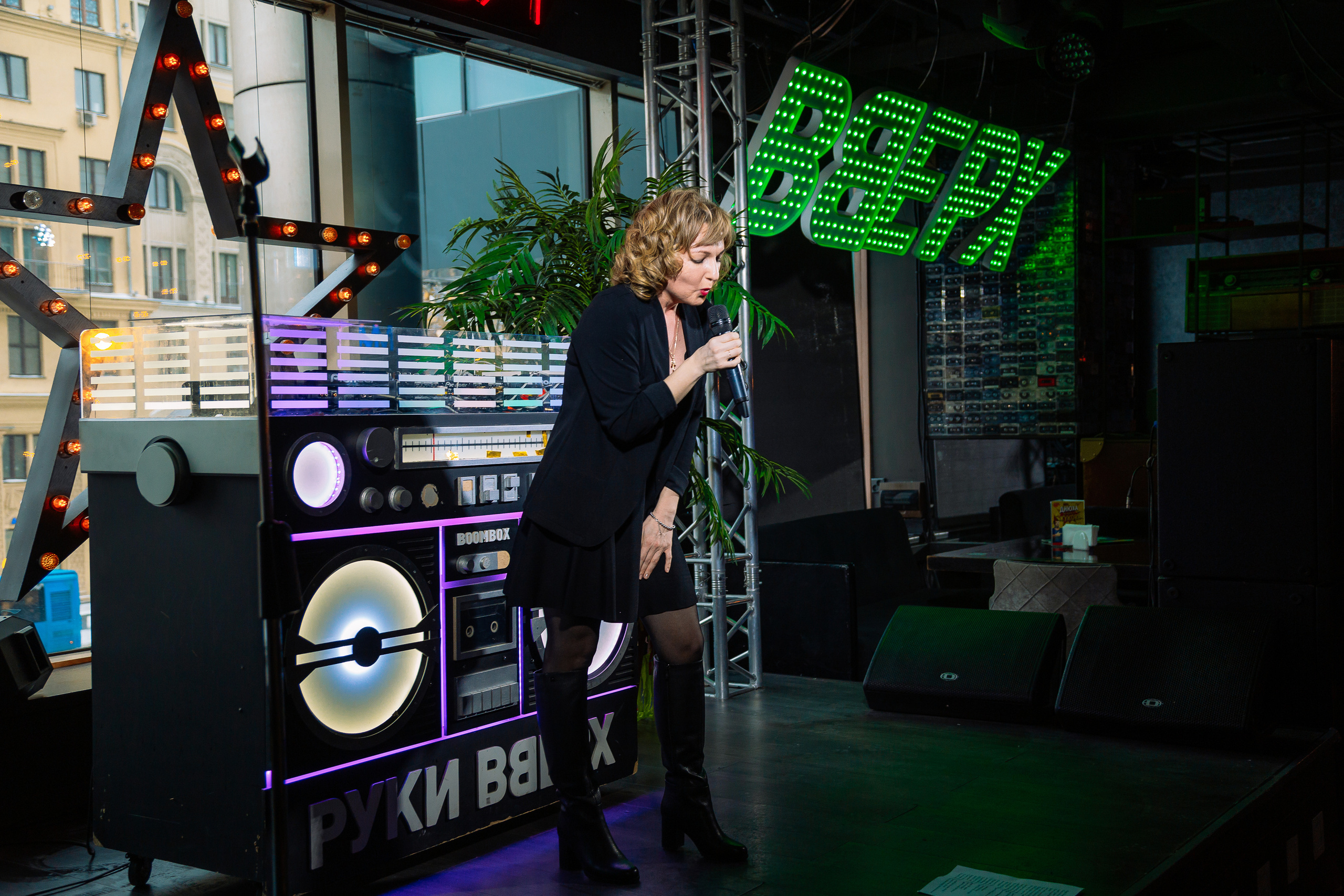 Руки в Верх бар. Свадебный Семейный Репортажный фотограф в Москве