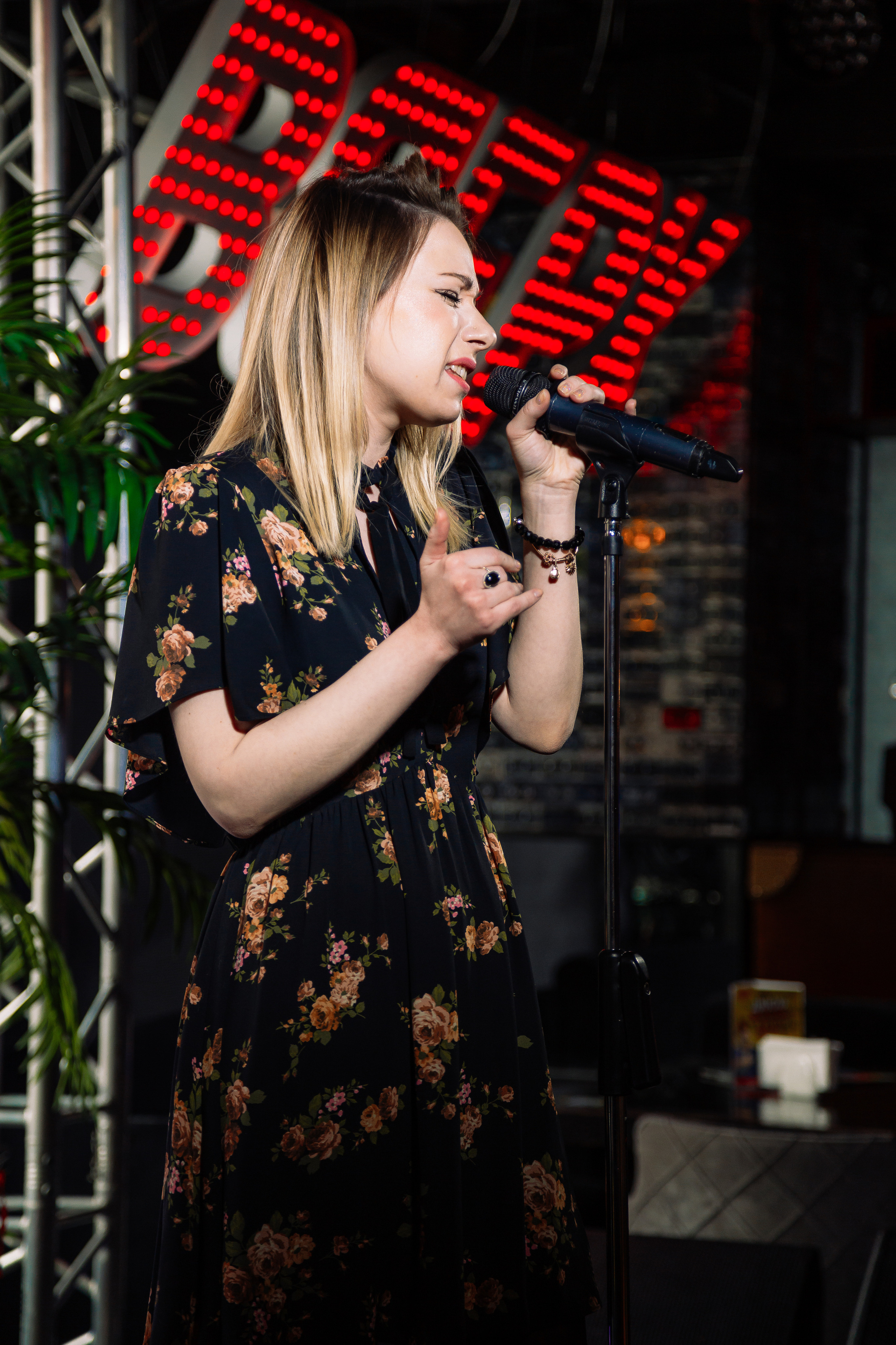 Руки в Верх бар. Свадебный Семейный Репортажный фотограф в Москве