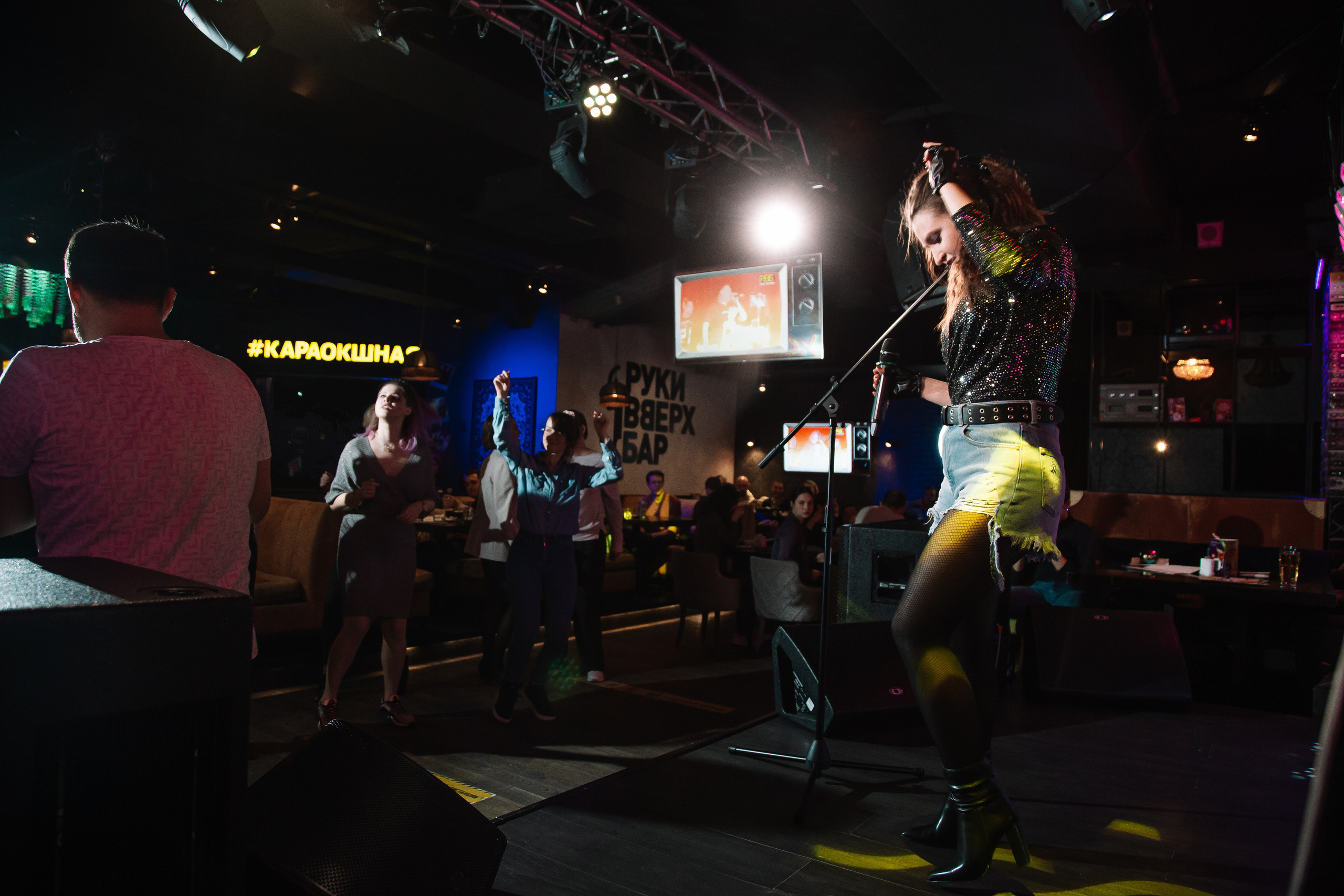 Руки в Верх бар. Свадебный Семейный Репортажный фотограф в Москве