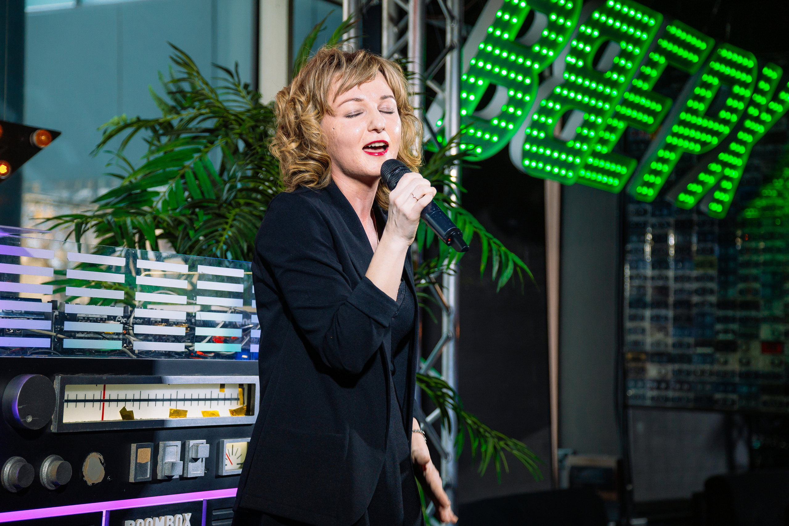 Руки в Верх бар. Свадебный Семейный Репортажный фотограф в Москве