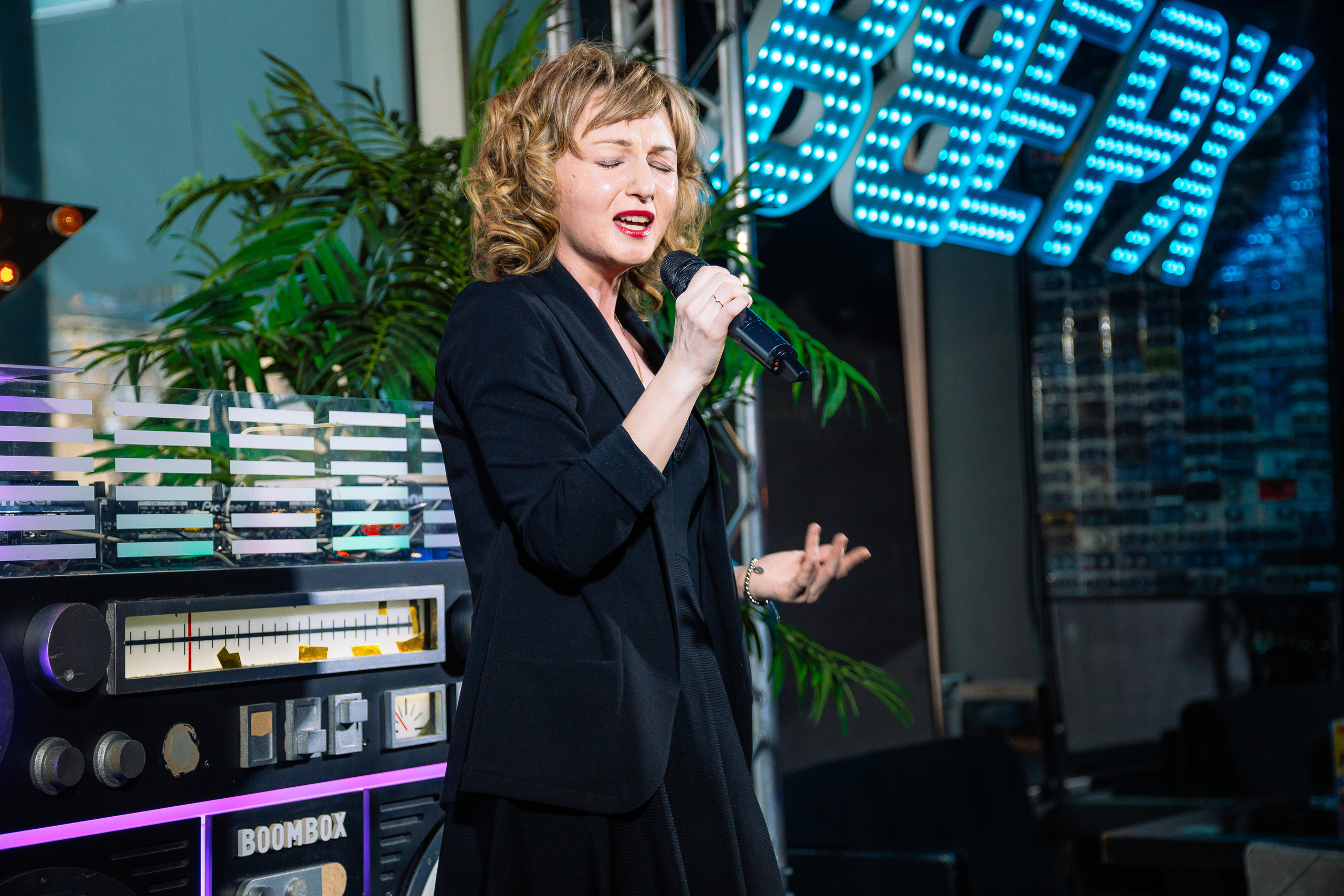 Руки в Верх бар. Свадебный Семейный Репортажный фотограф в Москве