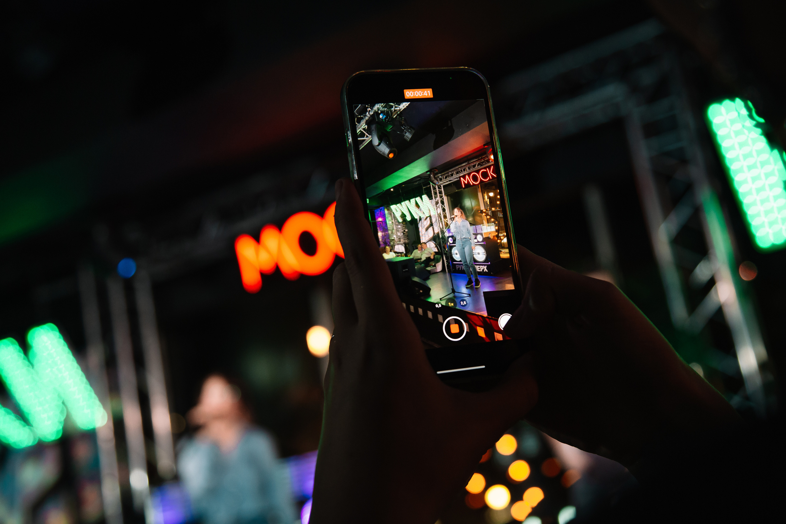 Руки в Верх бар. Свадебный Семейный Репортажный фотограф в Москве