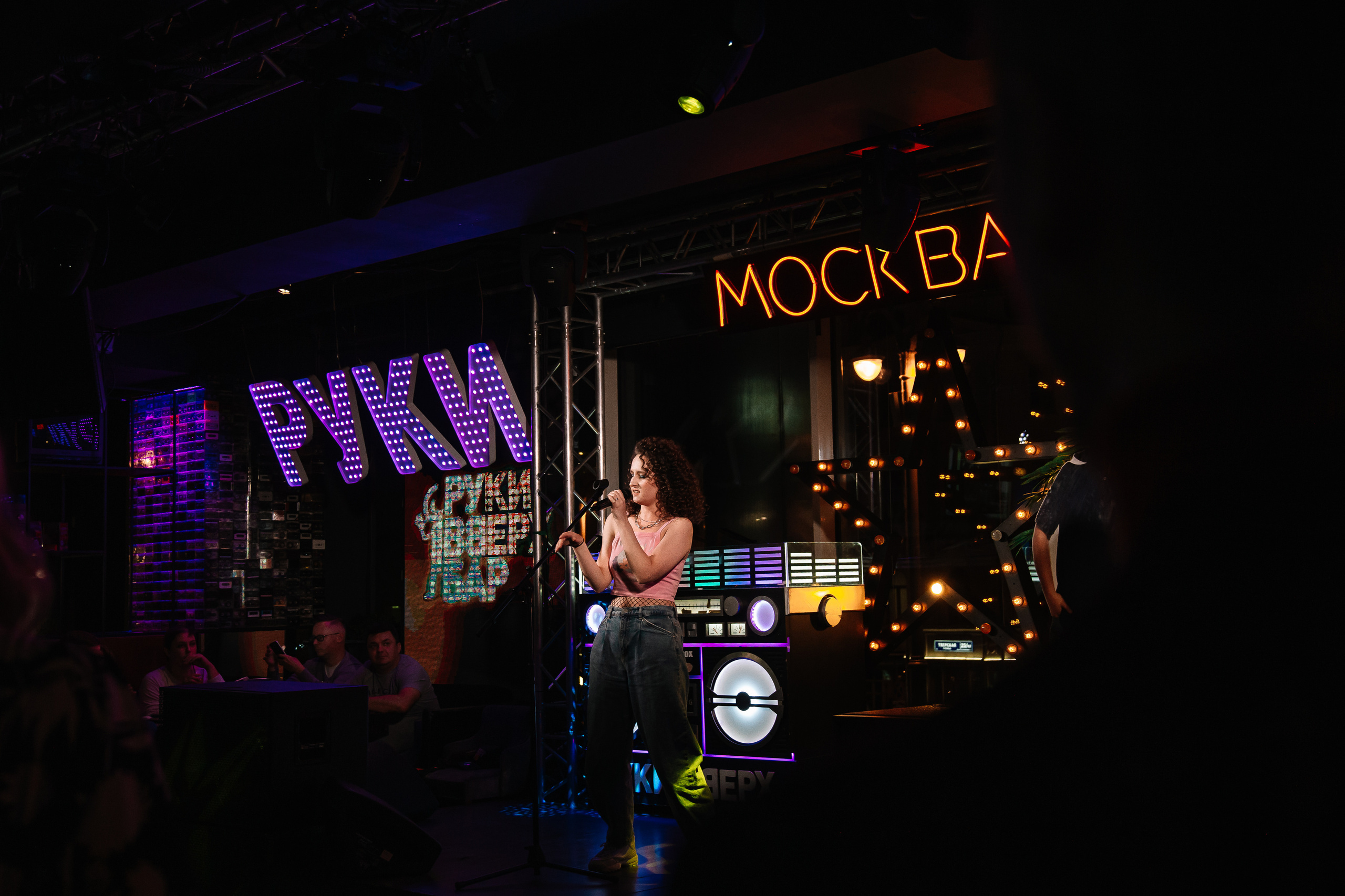 Руки в Верх бар. Свадебный Семейный Репортажный фотограф в Москве