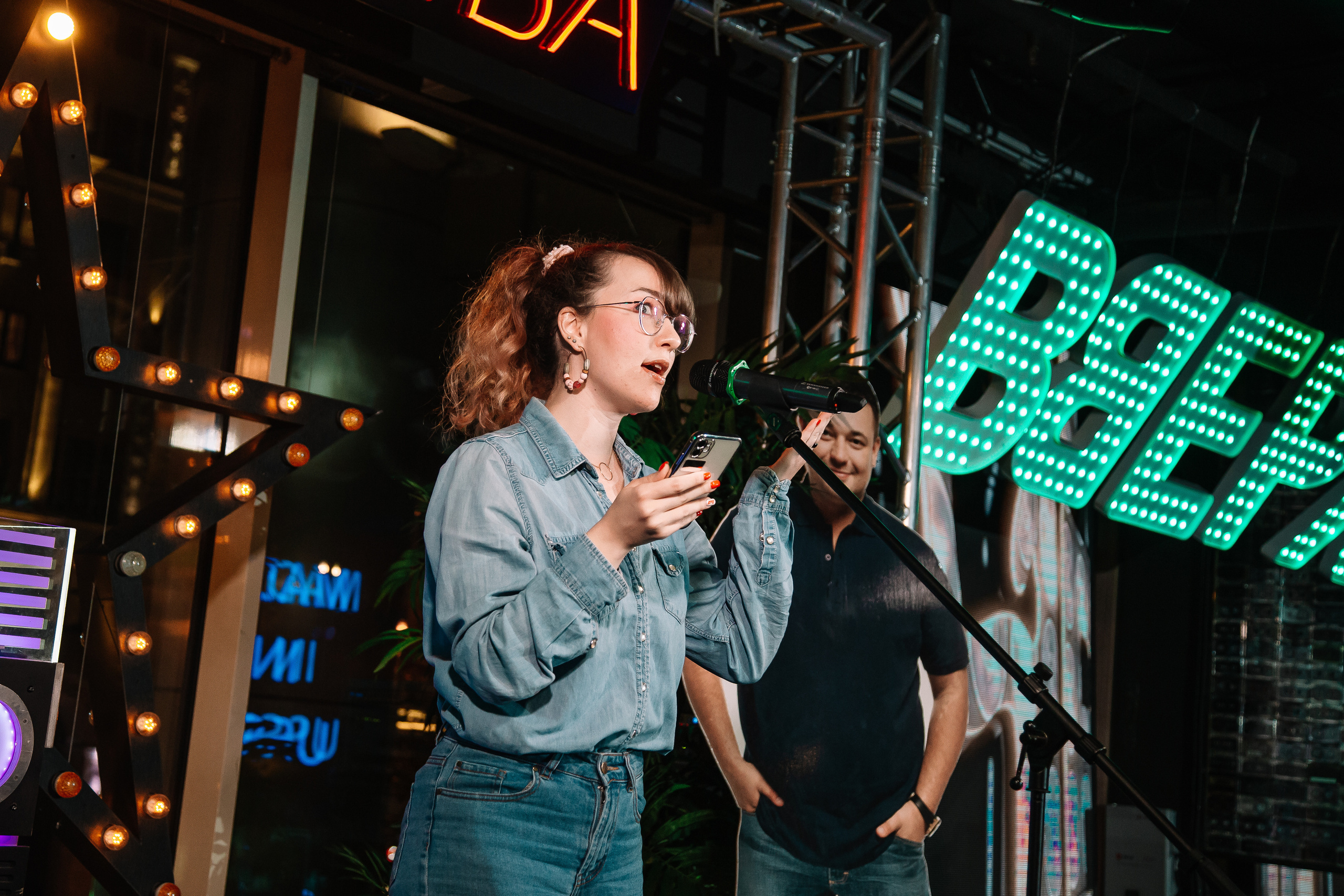 Руки в Верх бар. Свадебный Семейный Репортажный фотограф в Москве